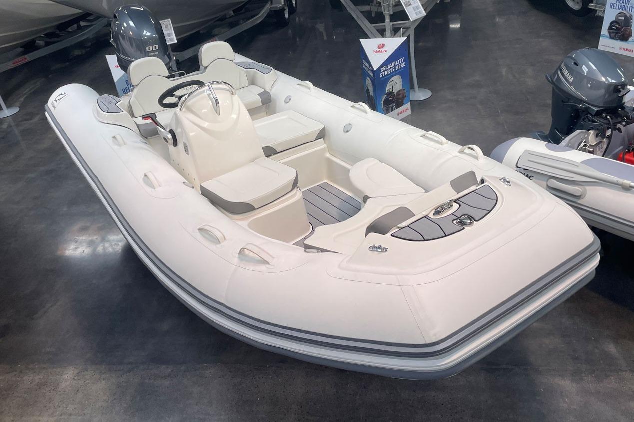 2026 Zodiac Yachtline 490