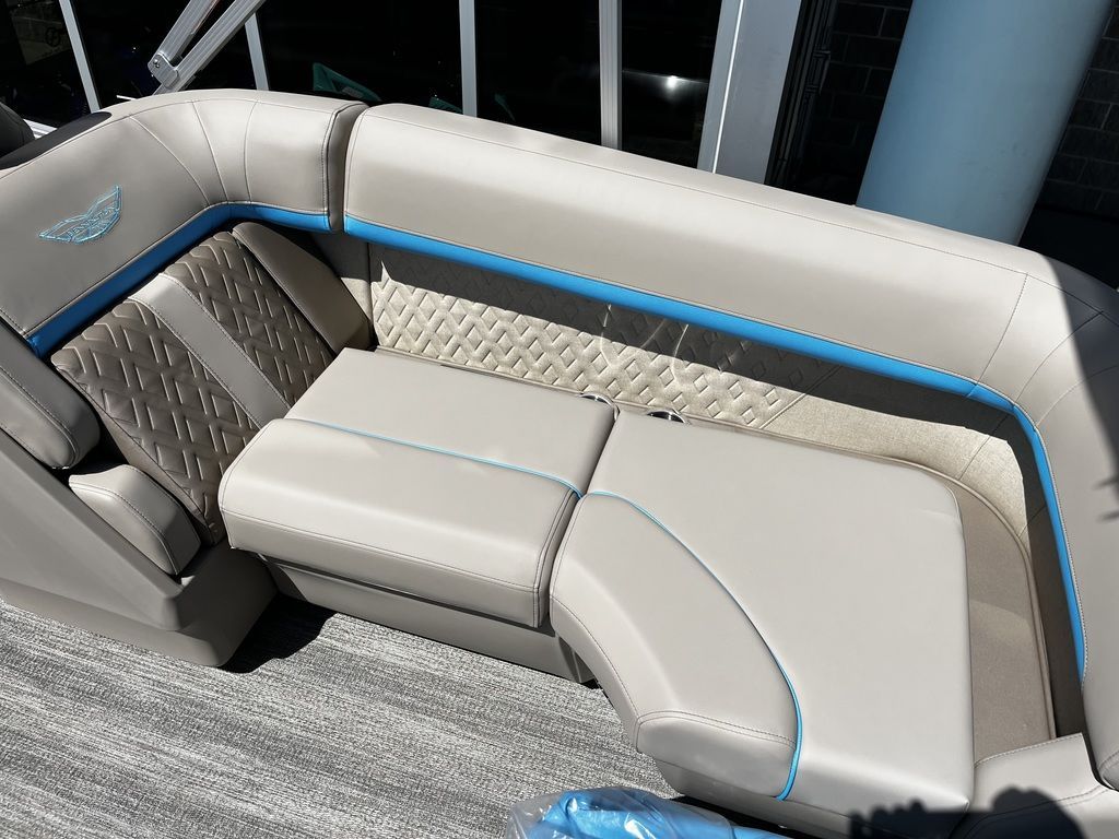 2025 Bennington 22 M Fastback - Quad Bench - 17