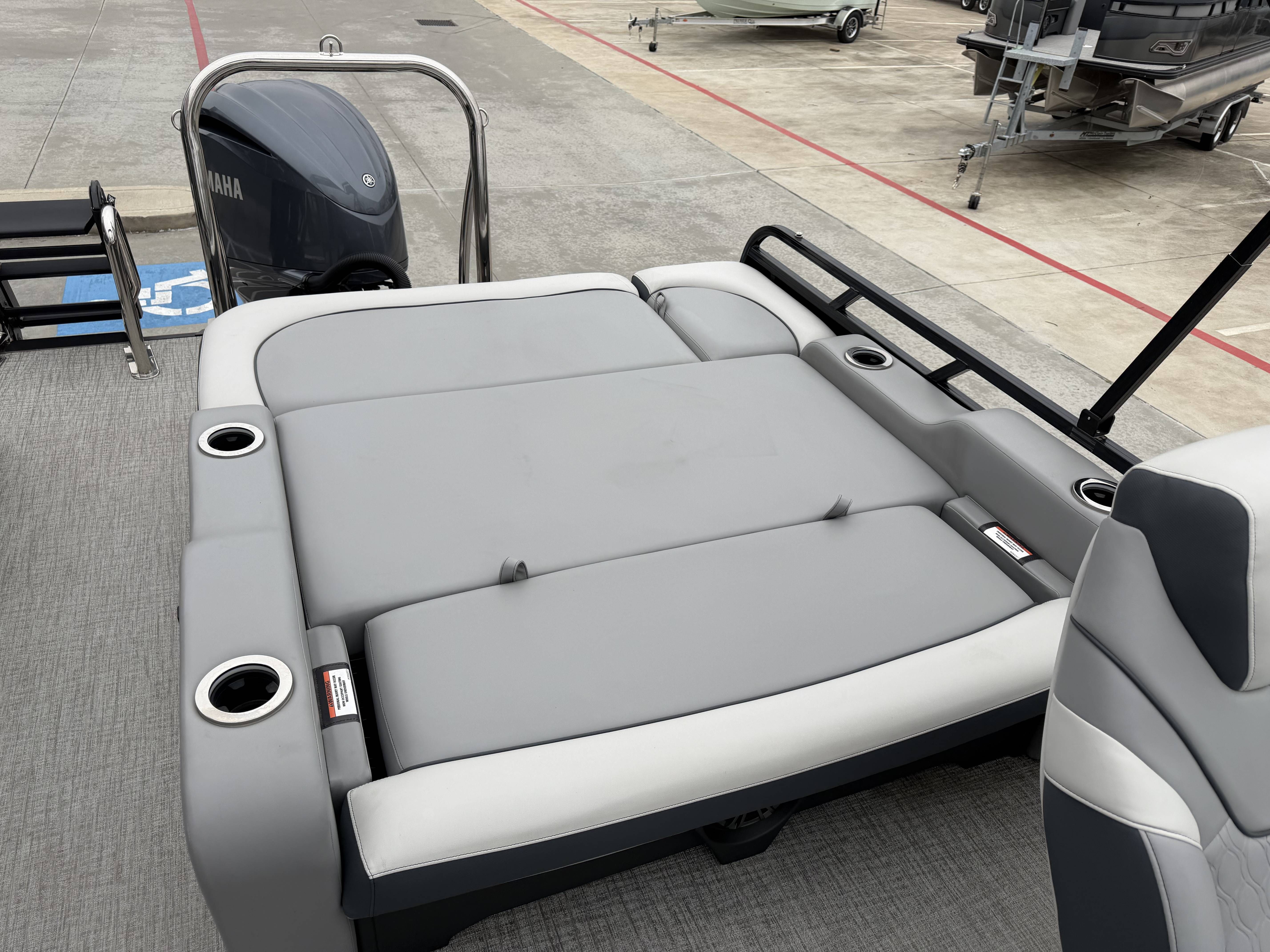 2025 Avalon LSZ Versatile Rear Bench - 25' - 23