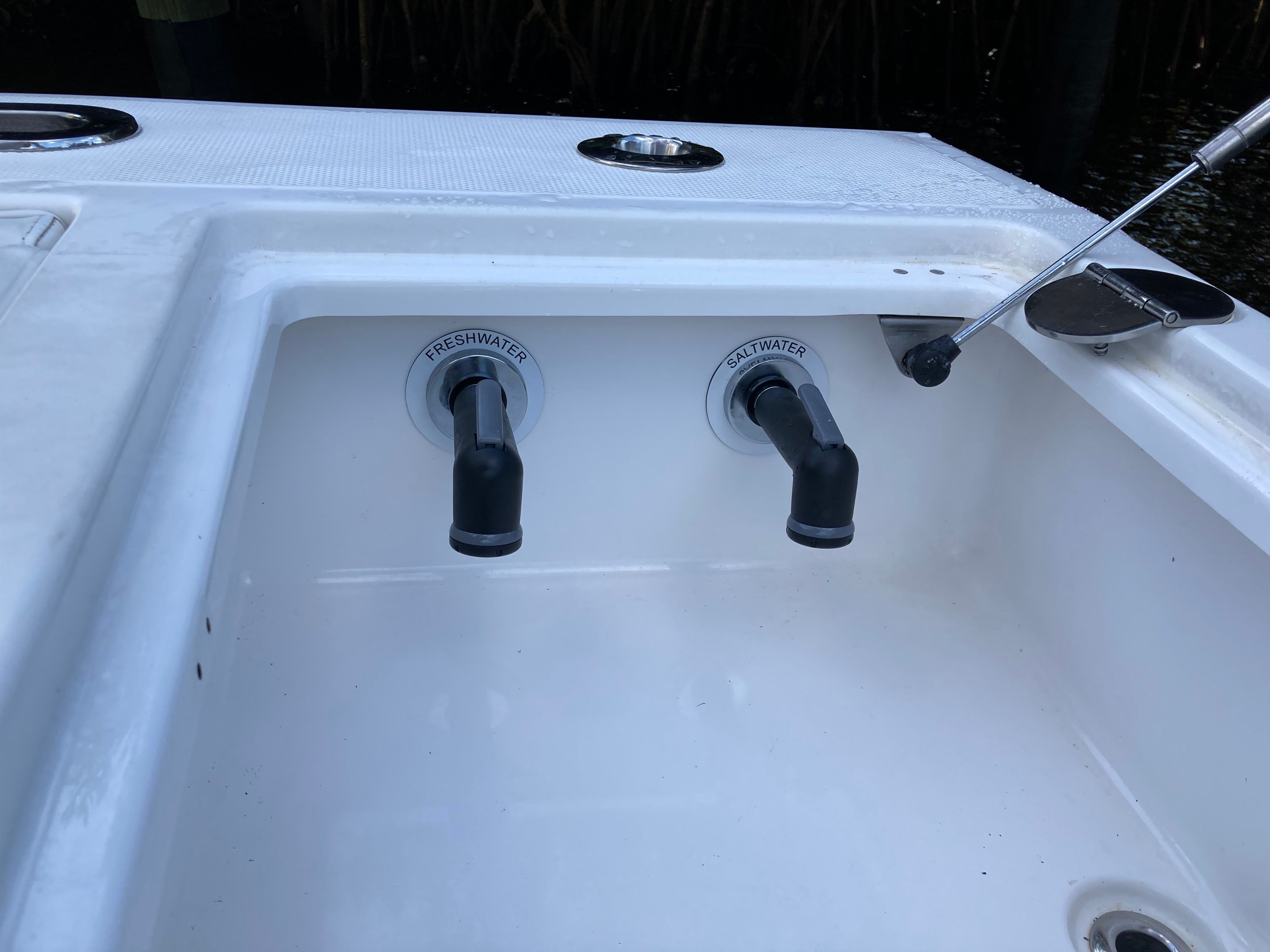 Venture CC 2019 boat with freshwater and saltwater taps.