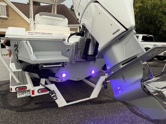 2026 Everglades 253 Center Console - 5