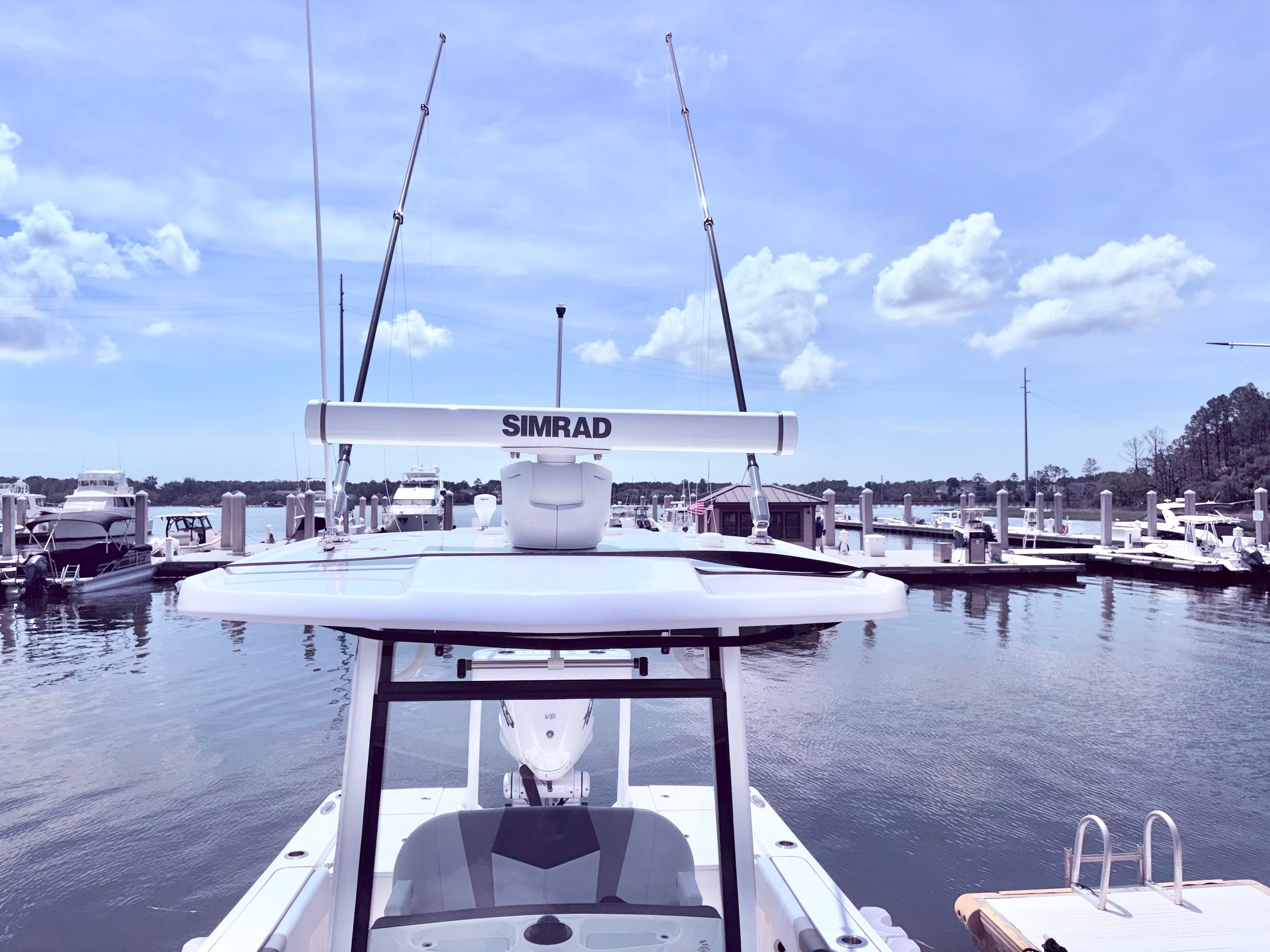 2025 Robalo 266 Cayman docked with Simrad equipment.