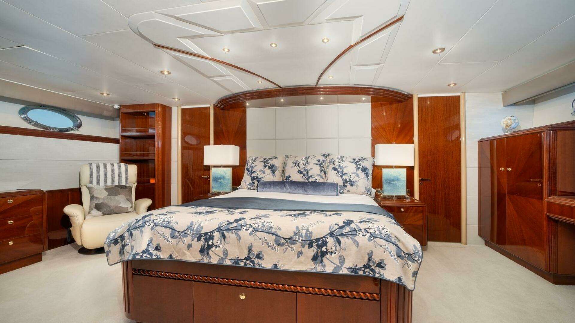 2002 Lazzara Yachts — - Image 18