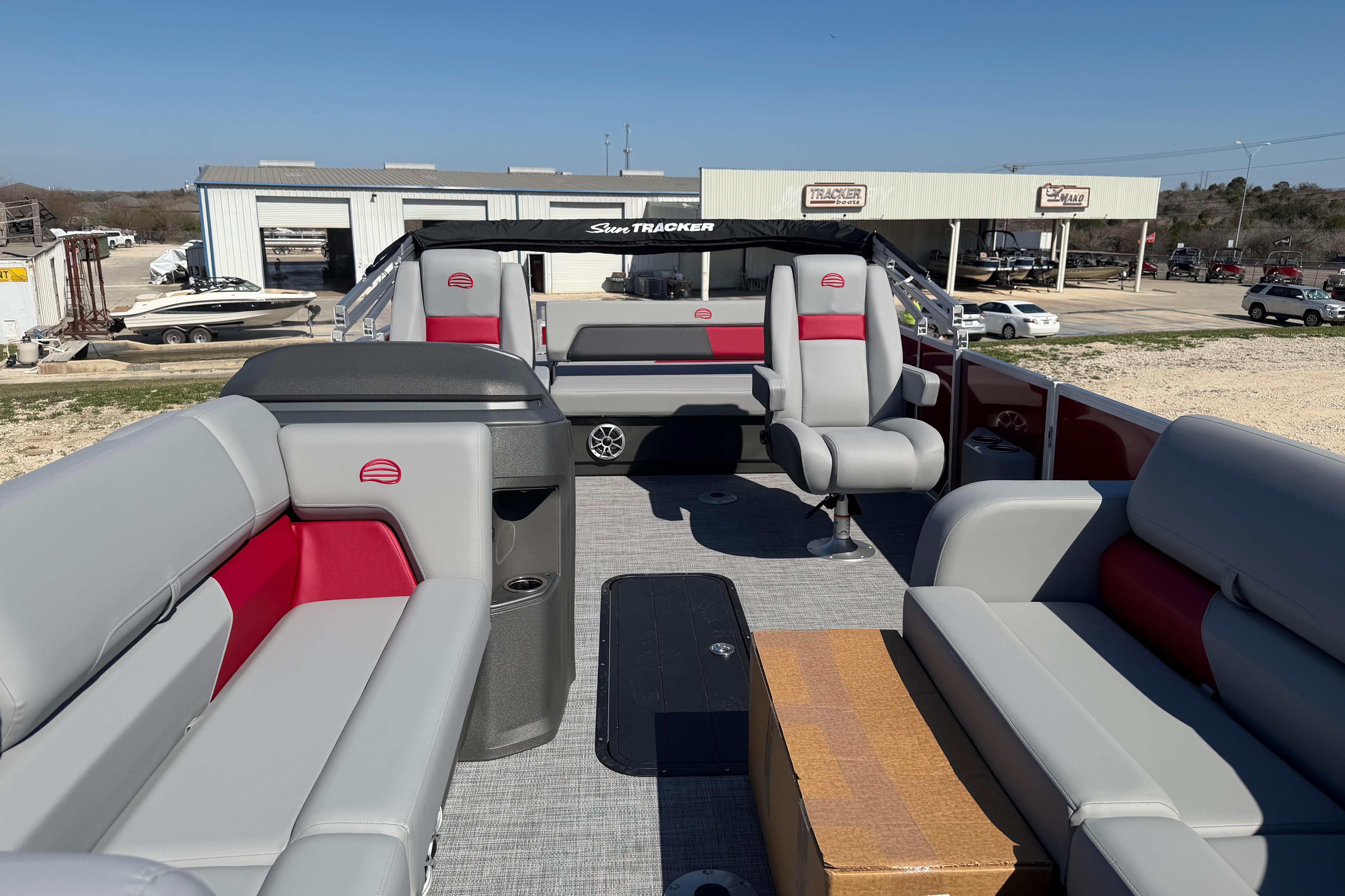 2026 Sun Tracker Party Barge 22 RF XP3 with spacious seating and modern design.