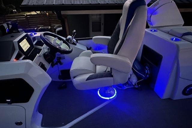 Captain's chair with blue LED lighting on 2020 Manitou 25 X-Plode RFW boat.