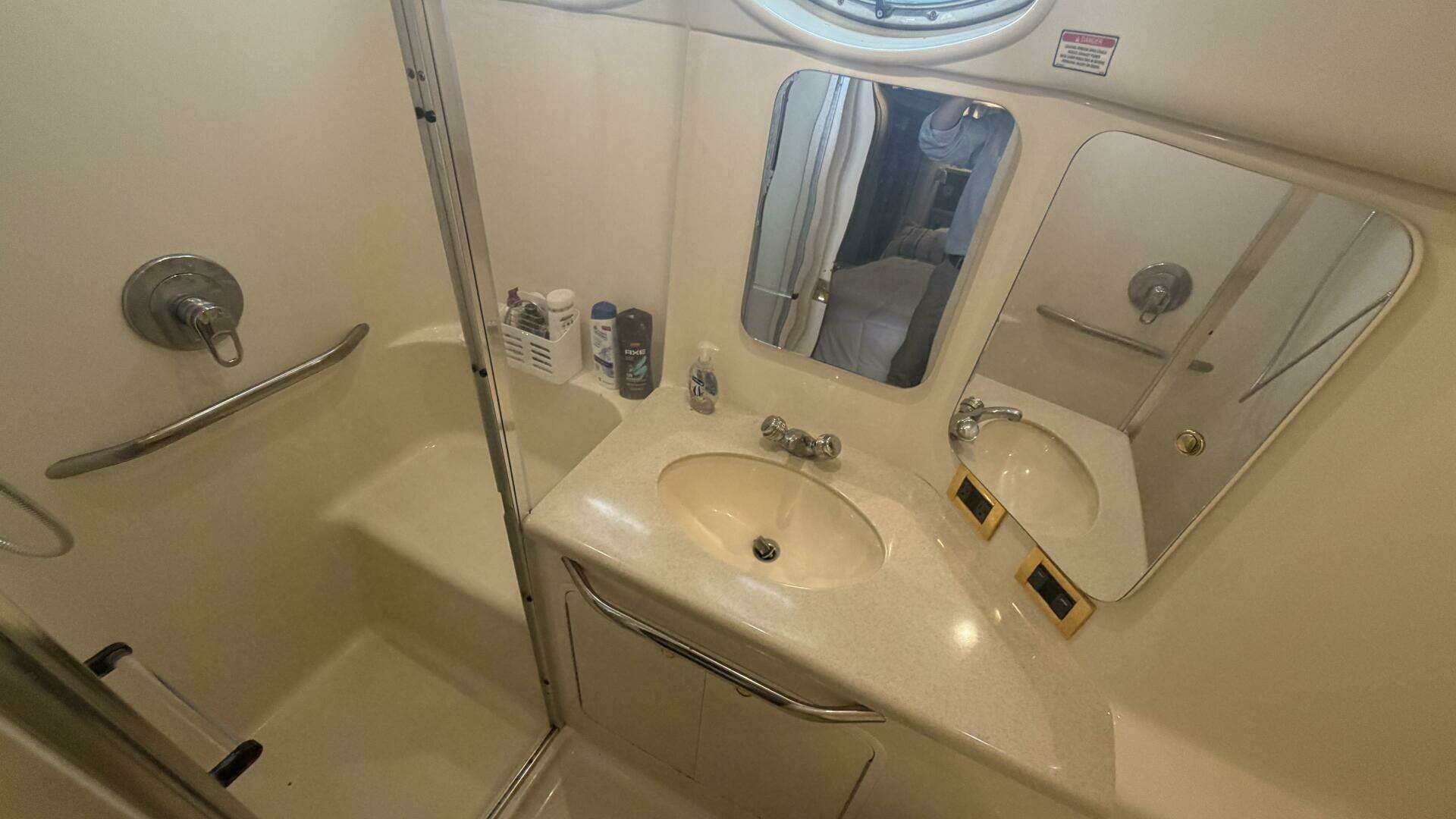 2000 Sea Ray 380 Aft Cabin - 38