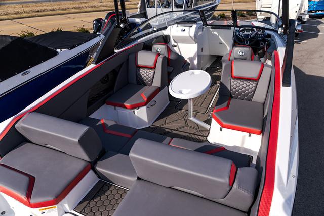 2025 Scarab 255 LX - 10