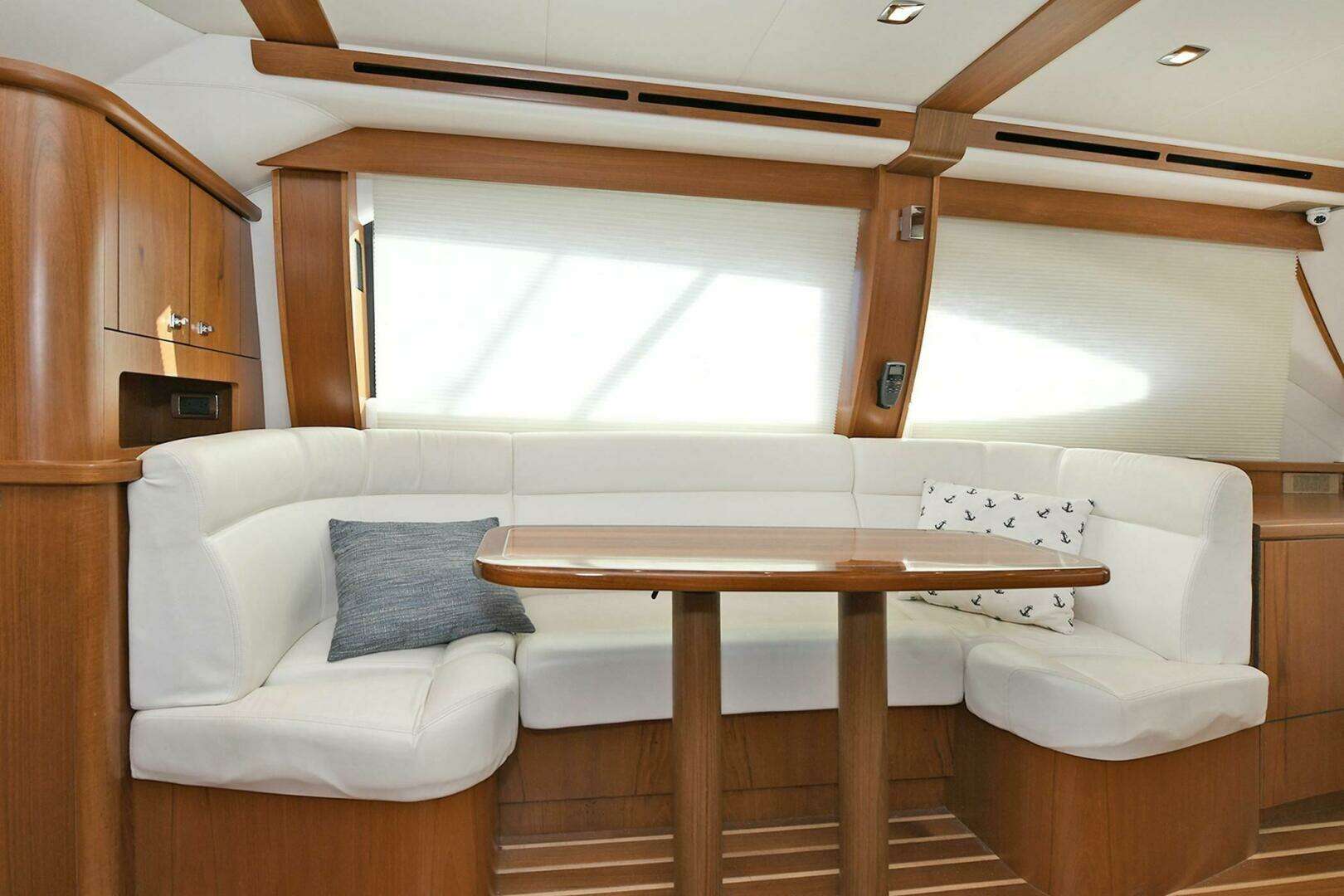 2015 Tiara Yachts 48 Convertible - Image 17