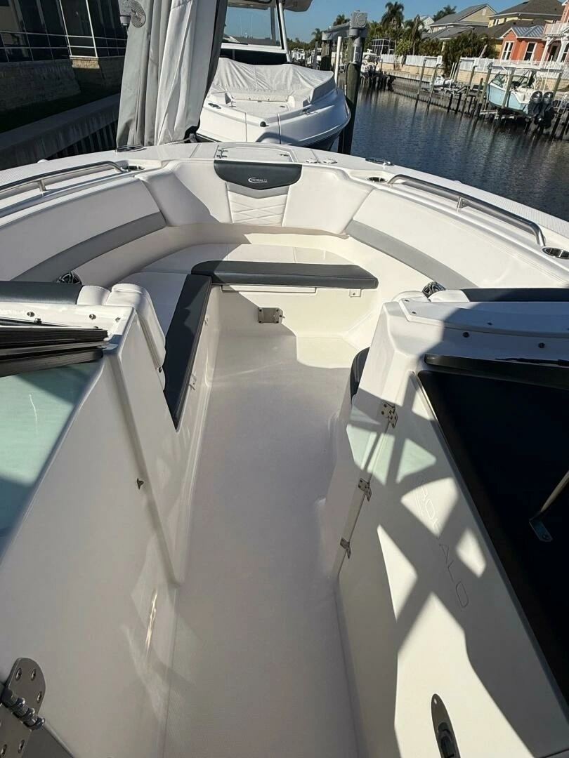 2021 Robalo R317 - Image 7