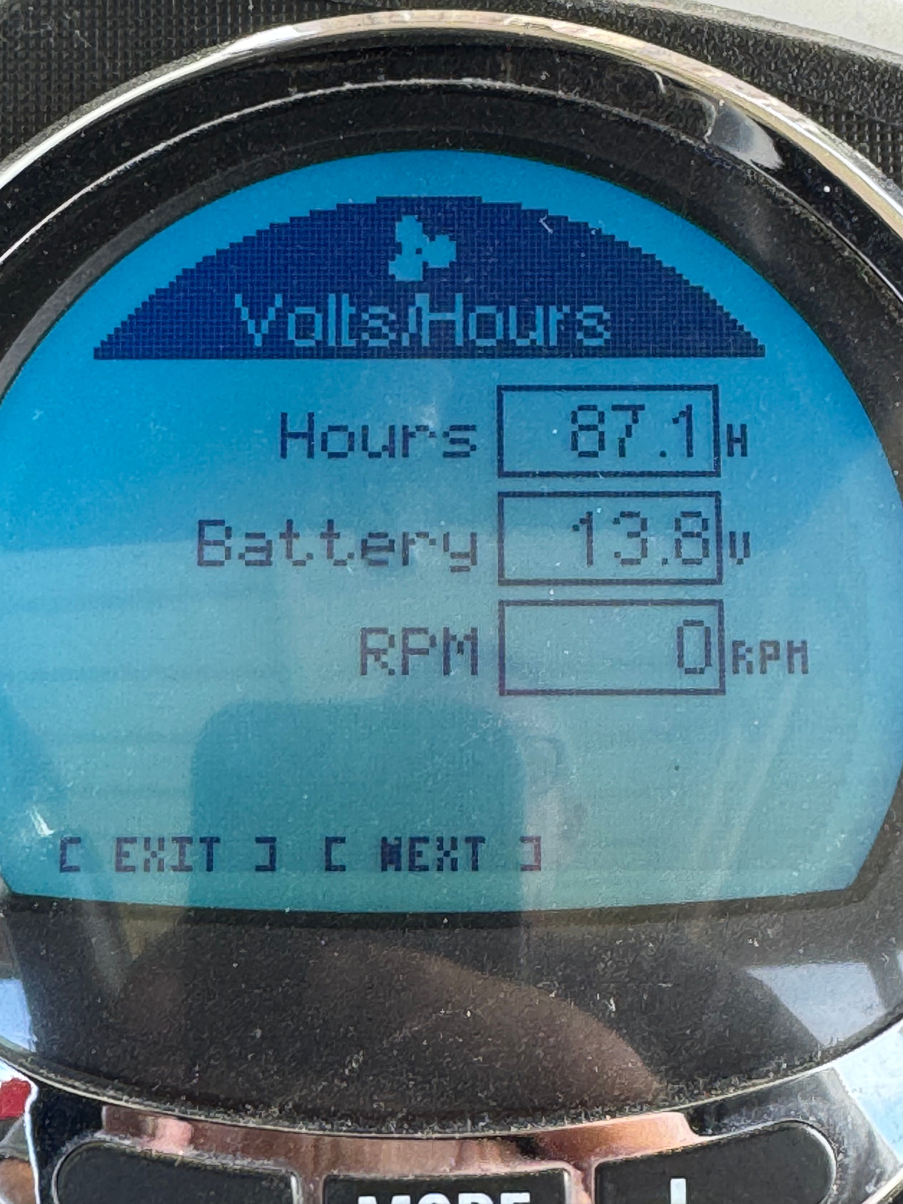Ranger Z521 Comanche 2015 display showing 87.1 hours and 13.8V battery.
