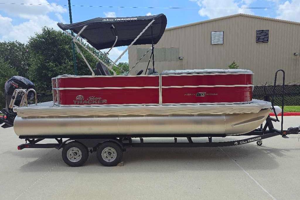 2026 Sun Tracker Party Barge 20 DLX