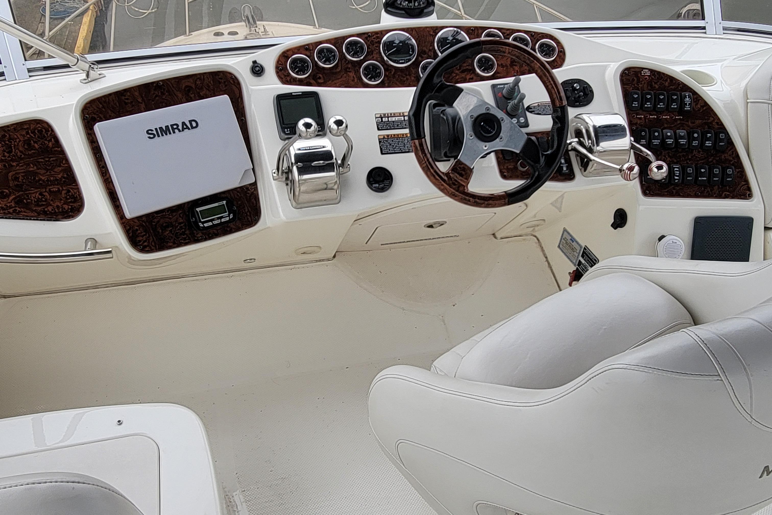 2006 Meridian 408 Motoryacht helm with Simrad system.
