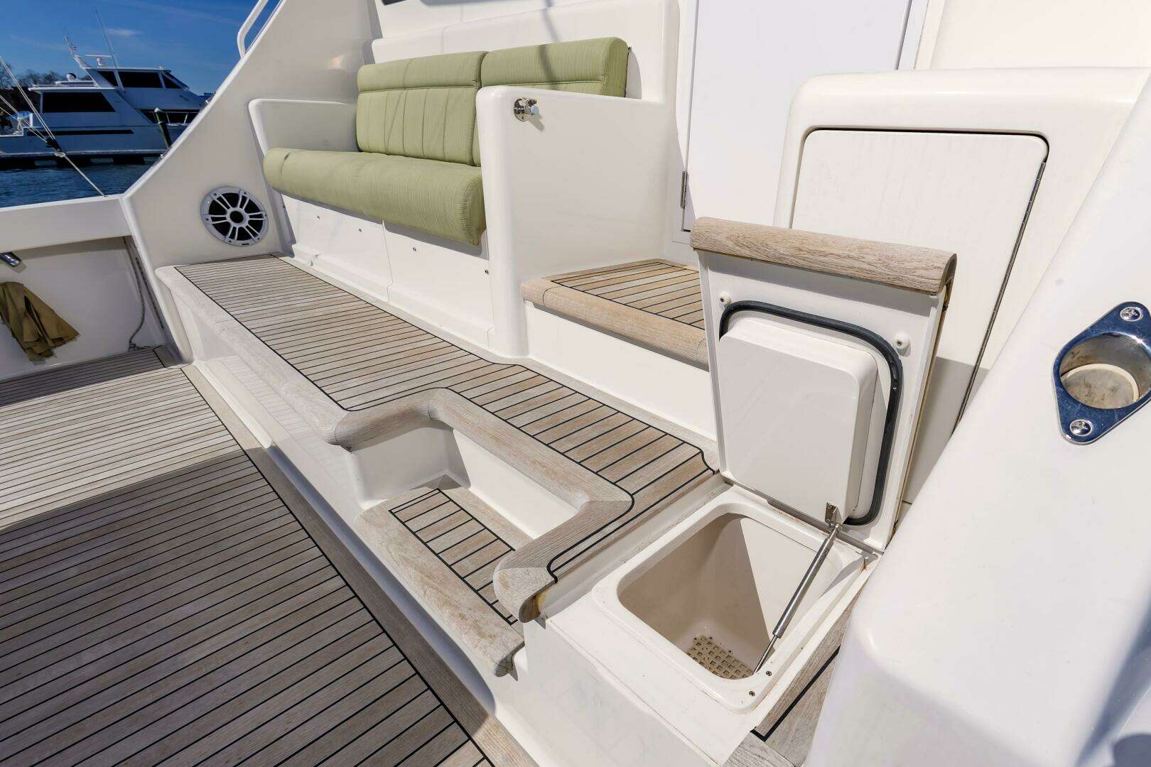 2010 Viking 52 Sport Coupe - Image 18