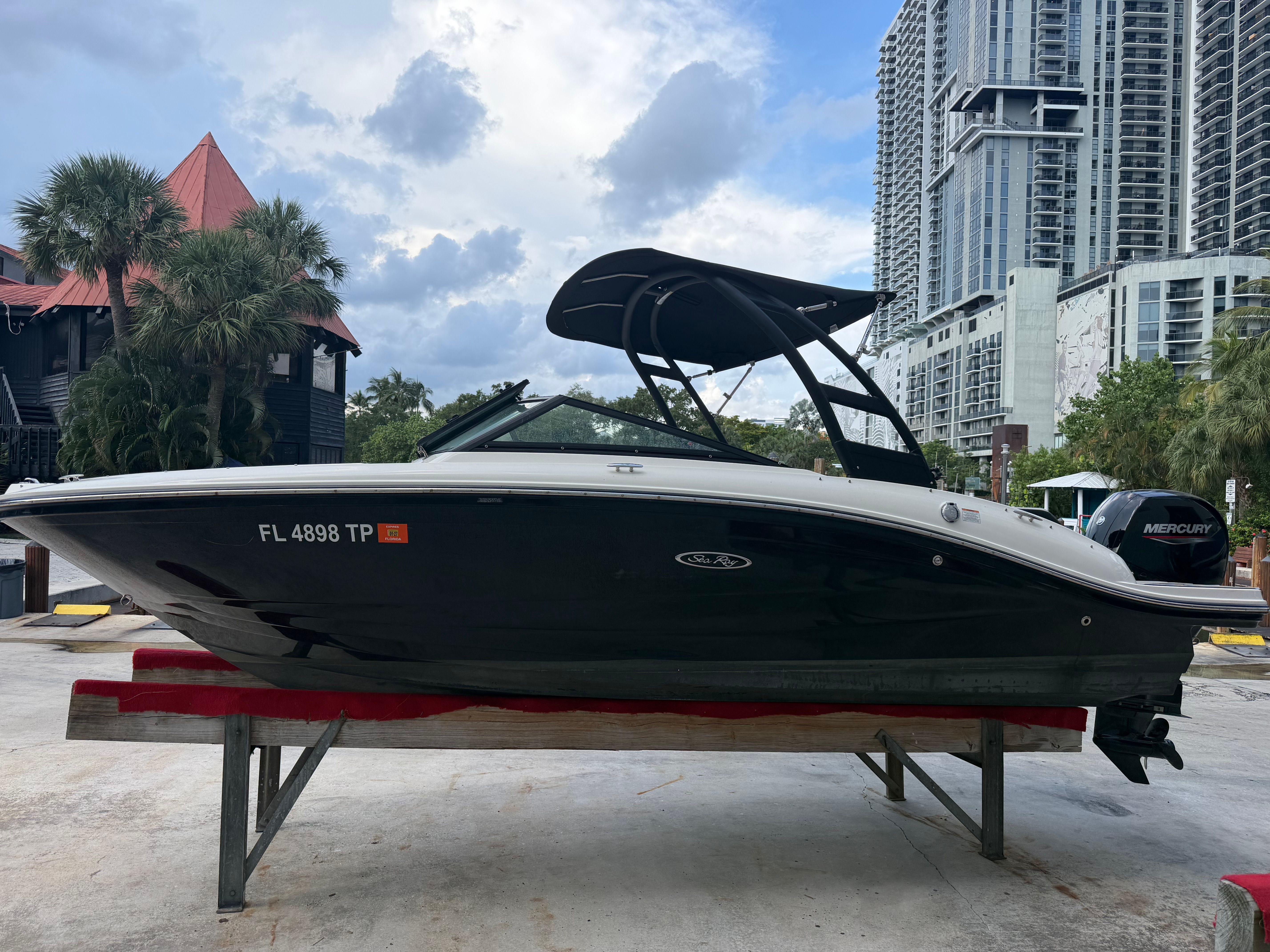 2023 Sea Ray SPX 190 Outboard
