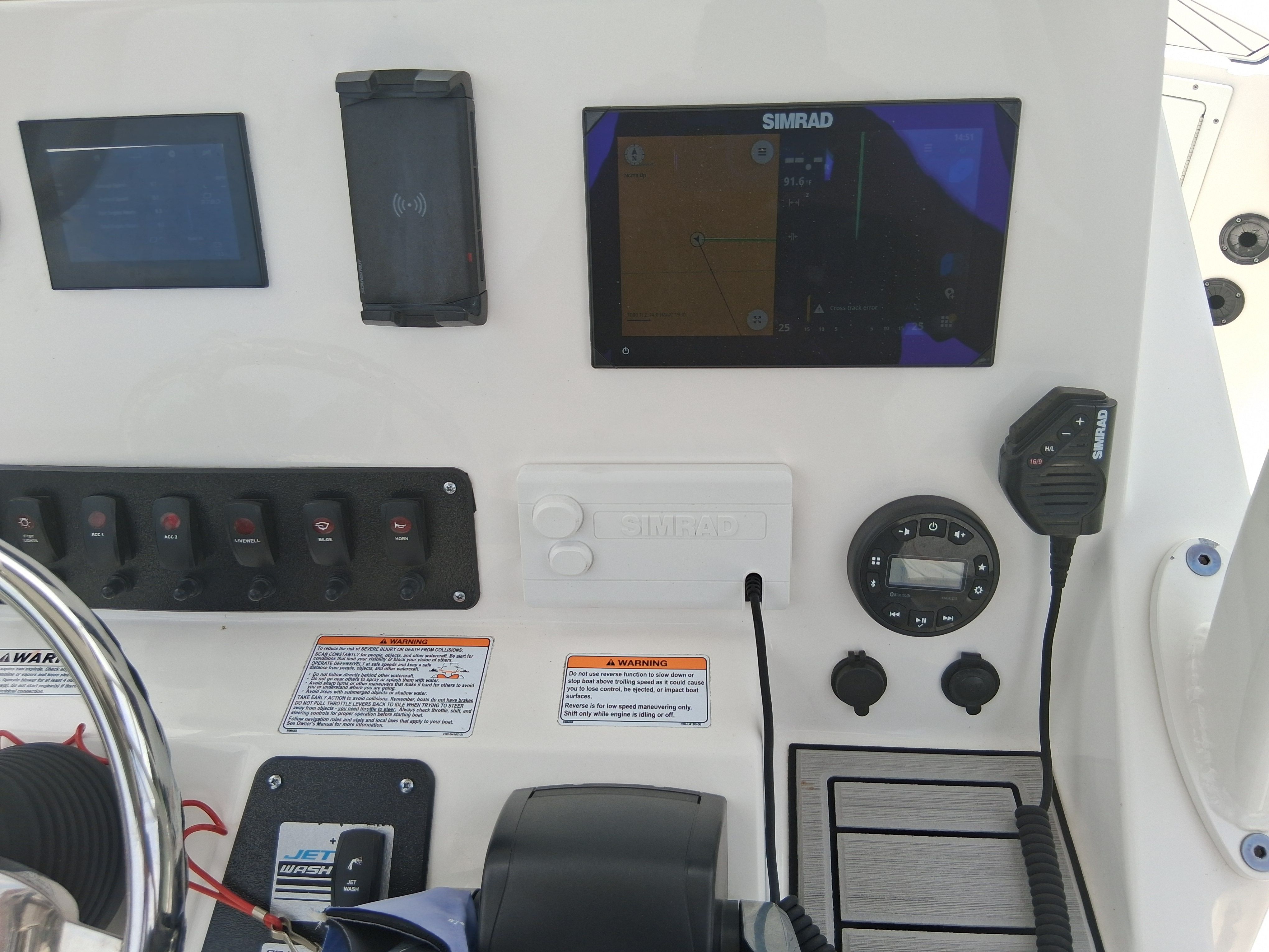 The image shows the dashboard of a Yamaha 220 FSH Sport boat with various instruments and screens.