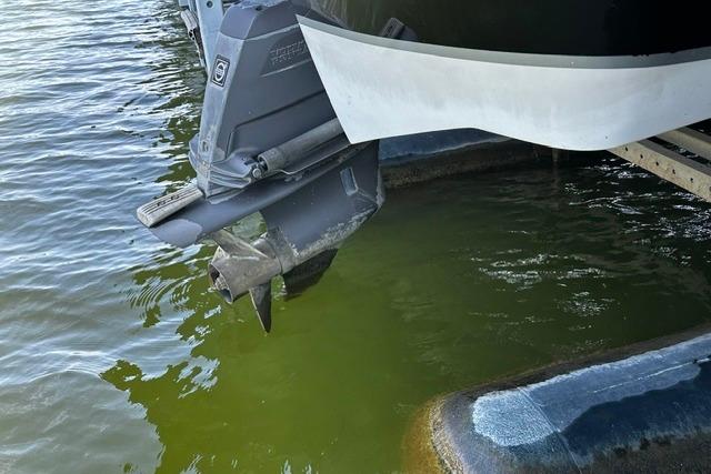 2007 Four Winns 200 Horizon boat propeller in water, close-up view.