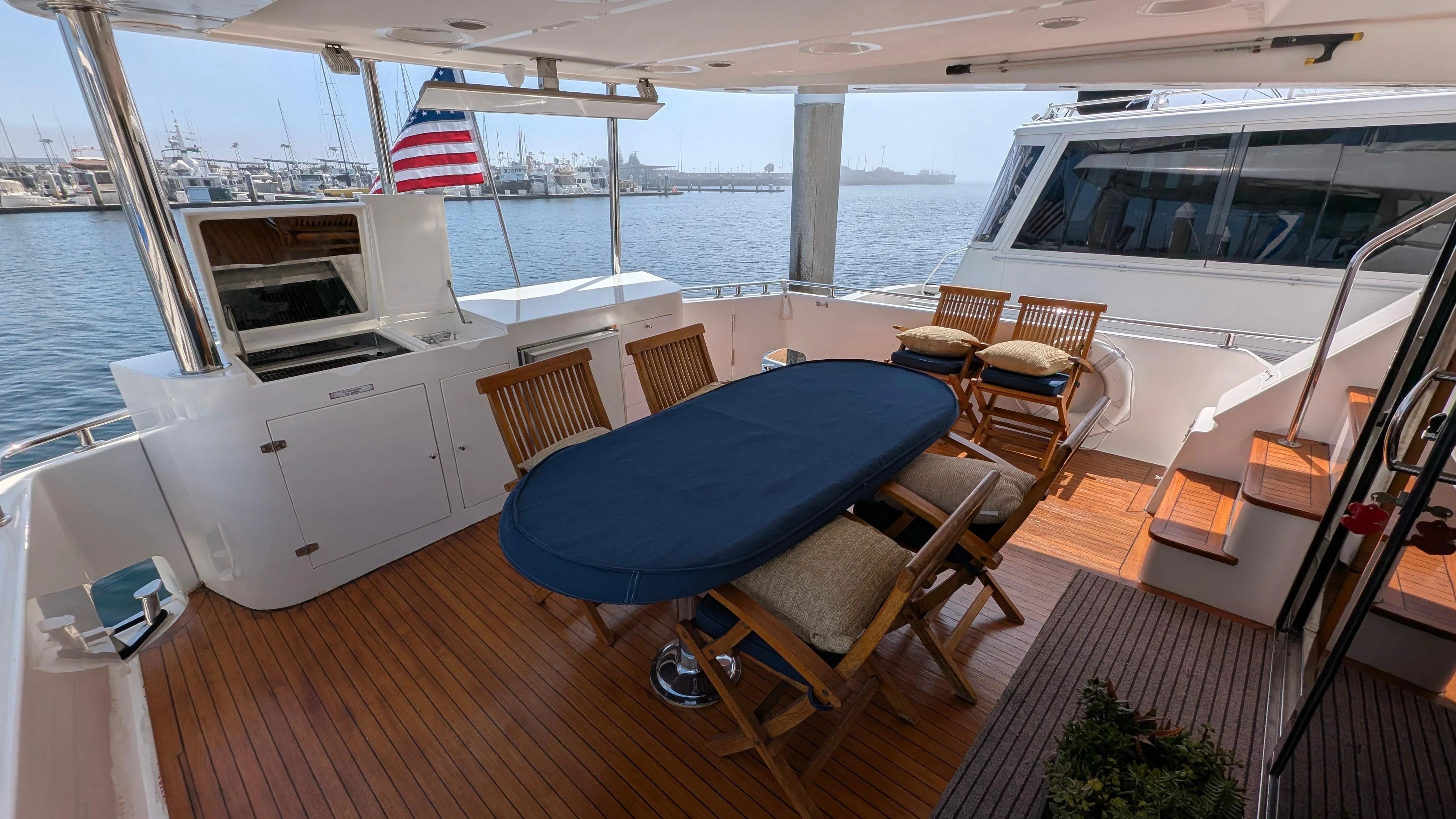 2004 Johnson Motor Yacht - 13