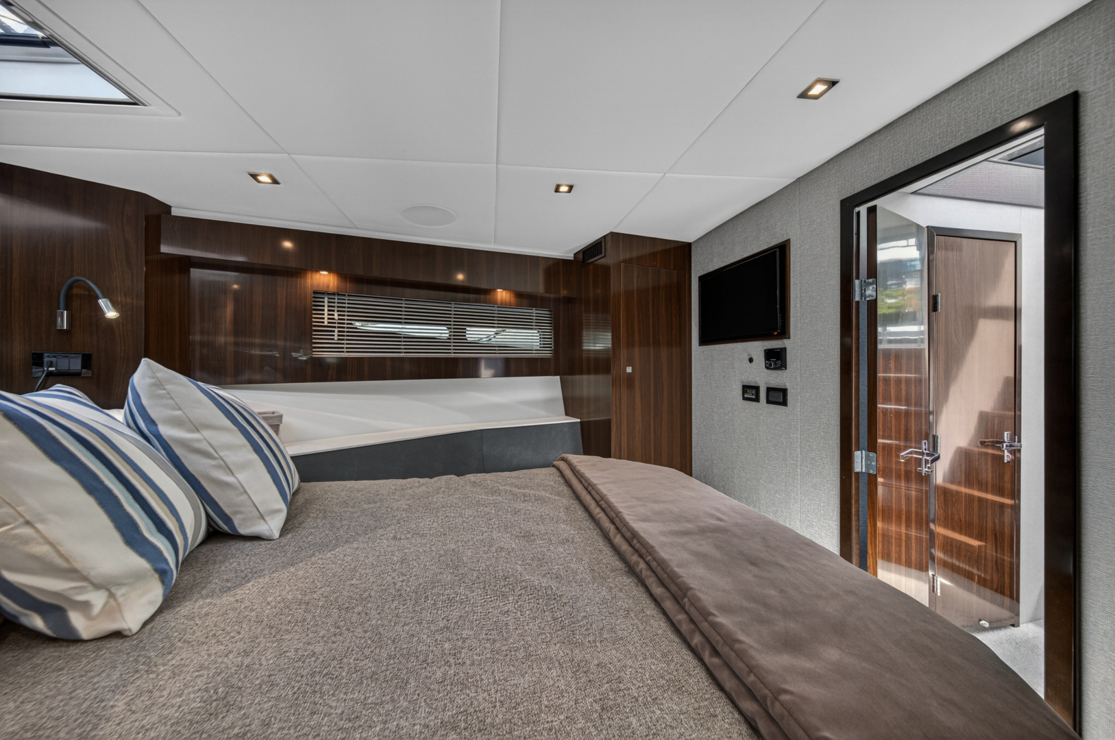 2023 Cruisers Yachts 50 CANTIUS - Image 68