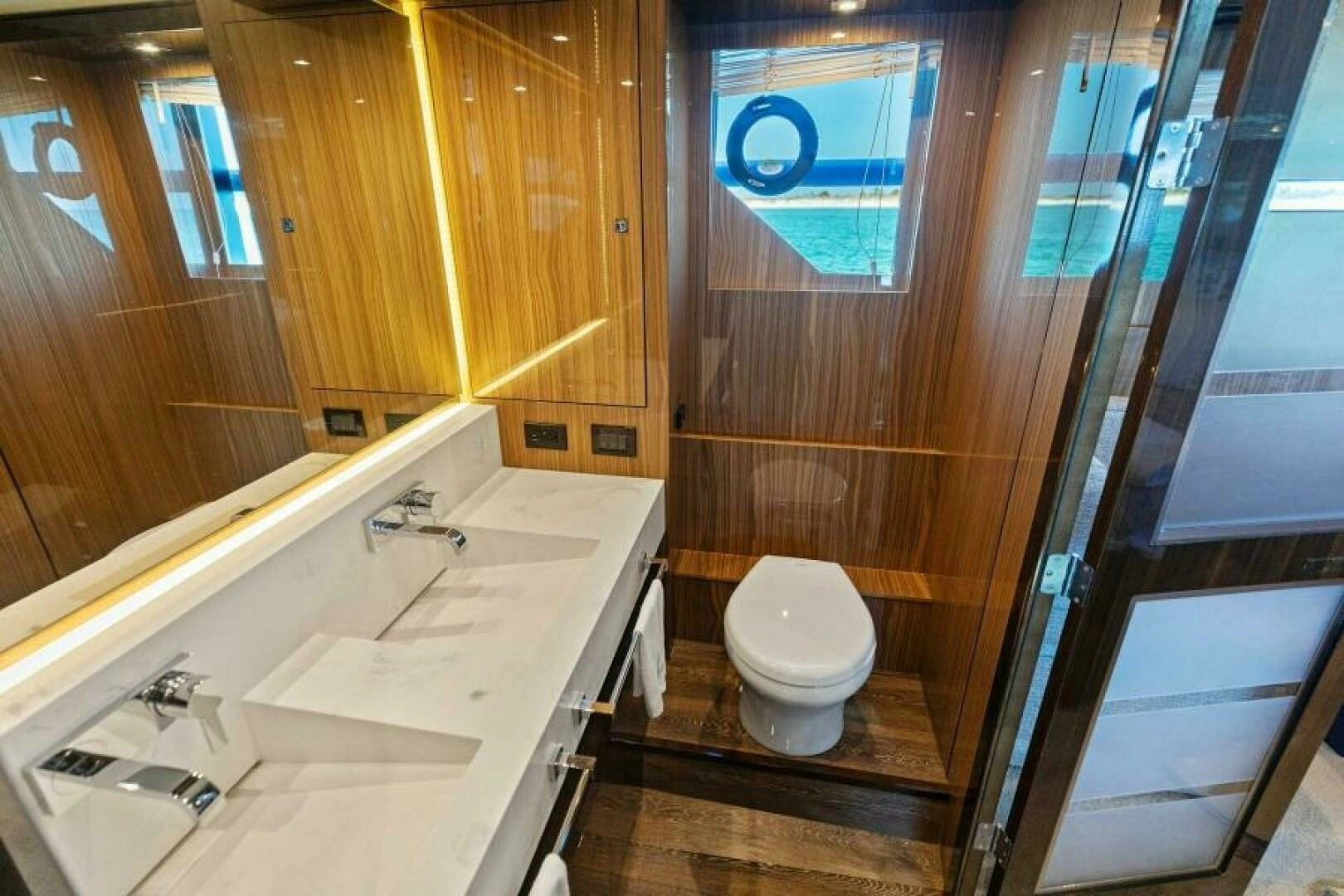 2023 Cruisers Yachts 60 Cantius Fly - Image 23