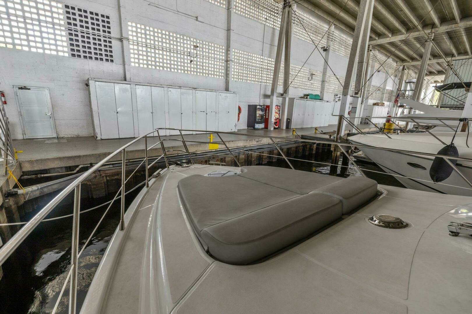2005 Azimut 55 flybridge - Image 10