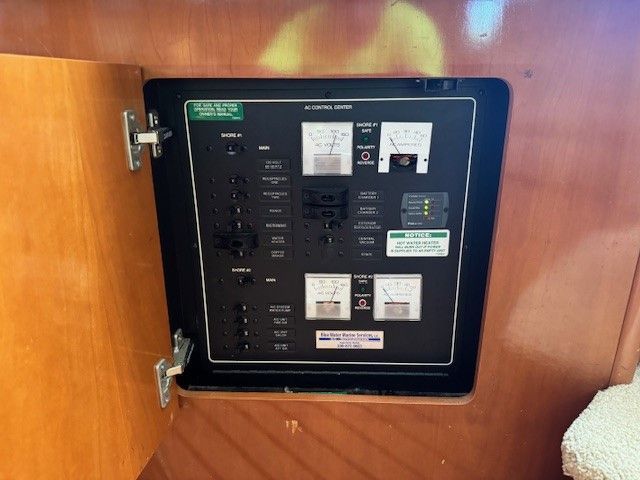 2005 Carver 41 Cockpit Motor Yacht - 17