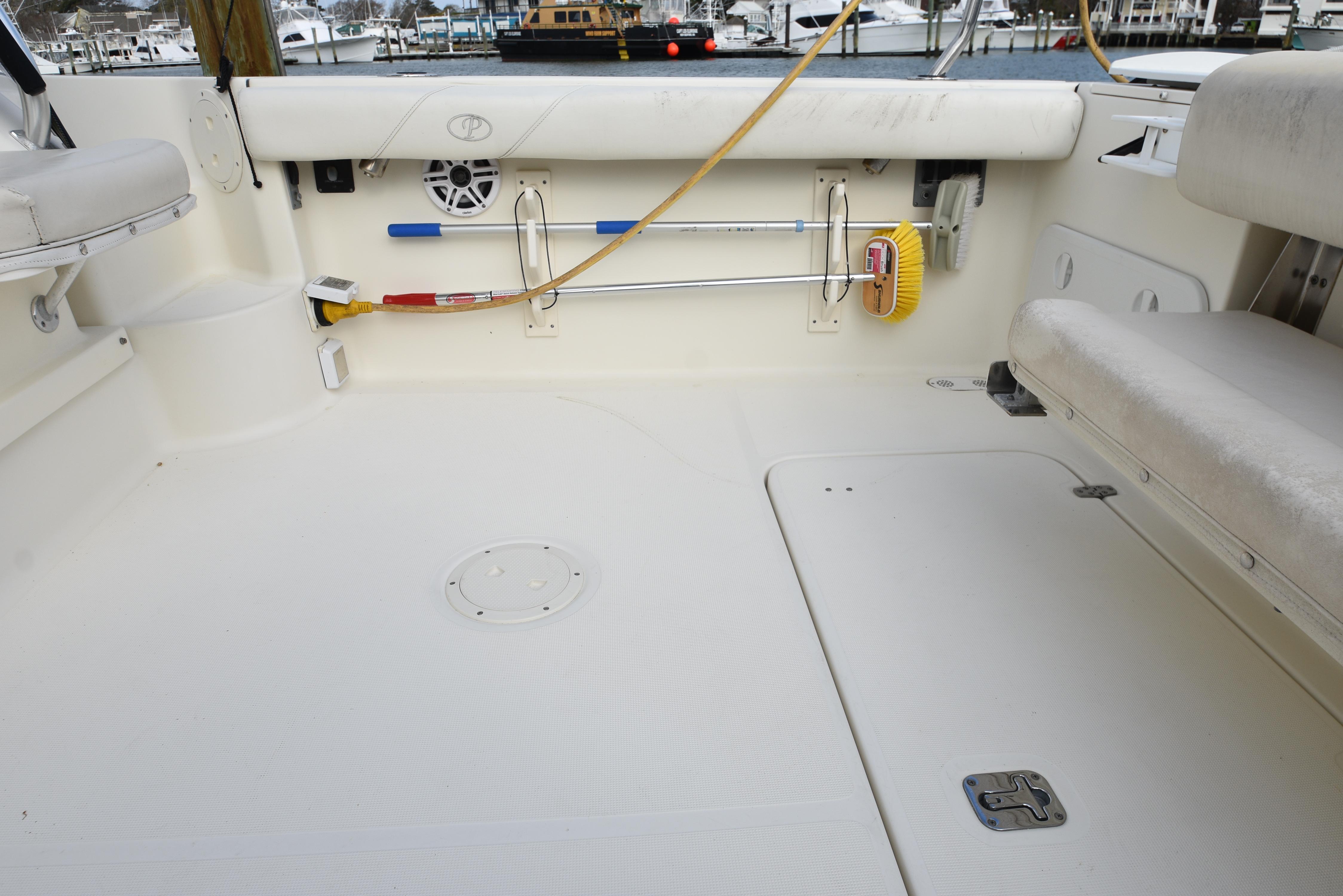 2005 Pursuit 3070 Offshore Express - 7