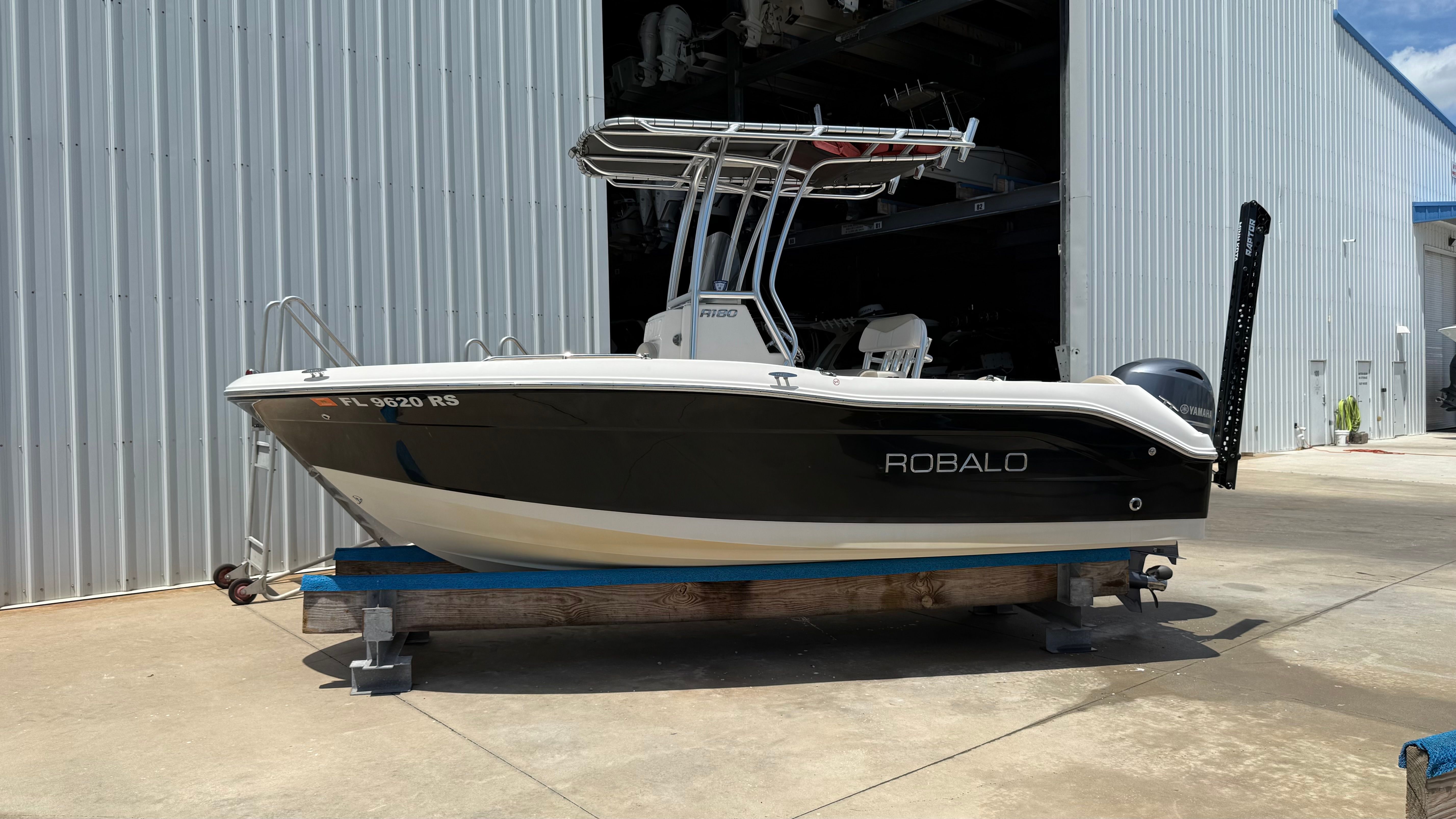 2017 Robalo R180 Center Console