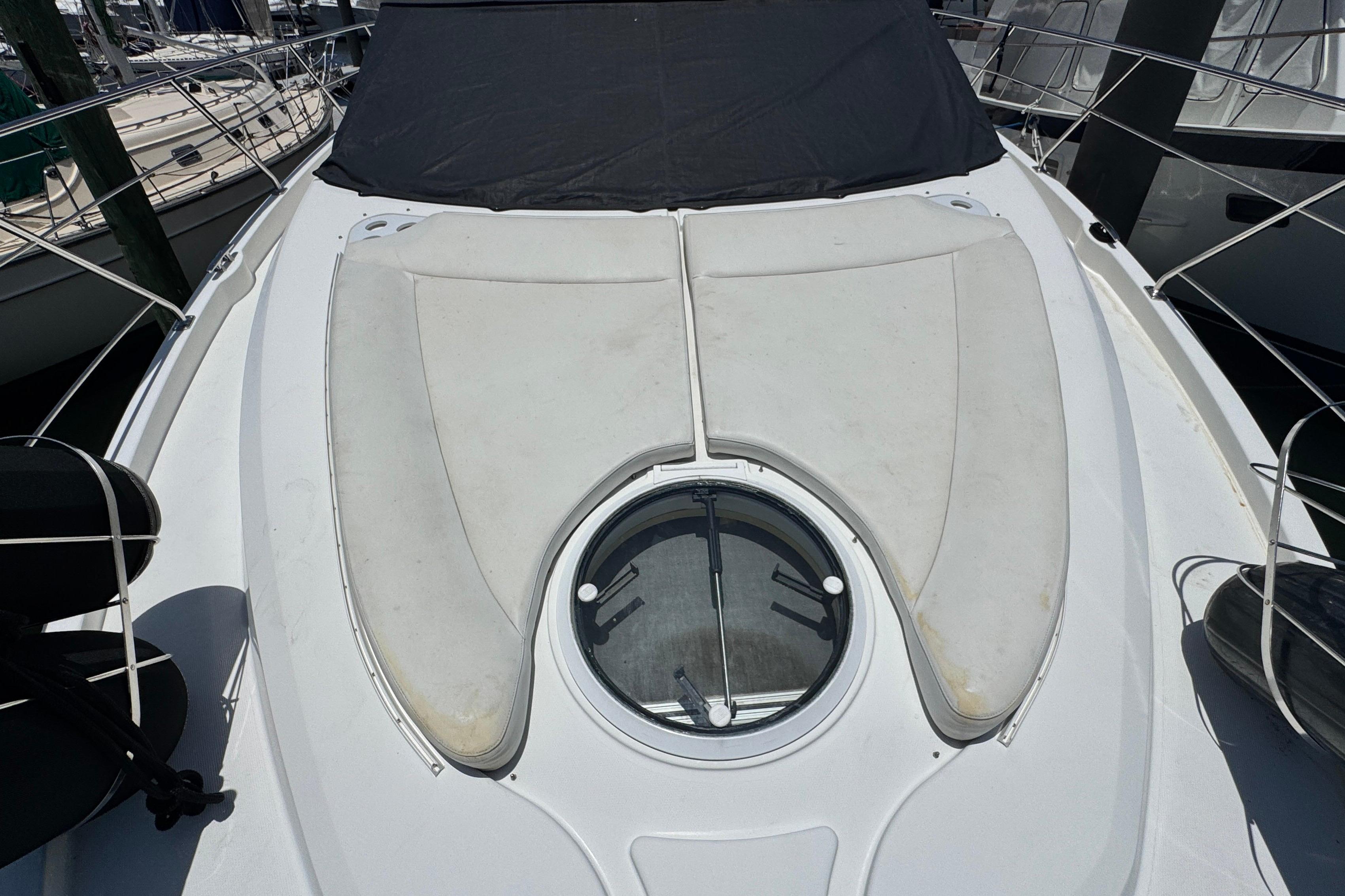 2007 Carver 47 Motor Yacht Bow Sun Cushion
