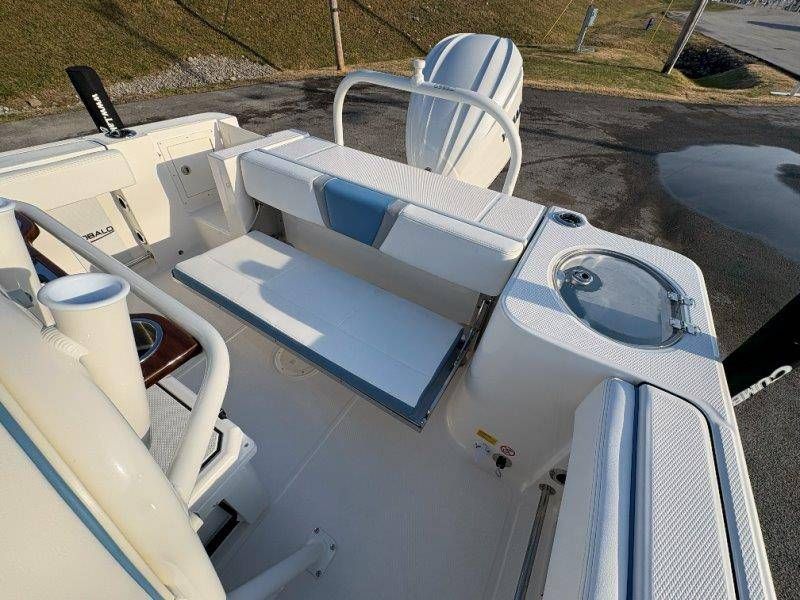 2026 Robalo R230 Center Console - 20