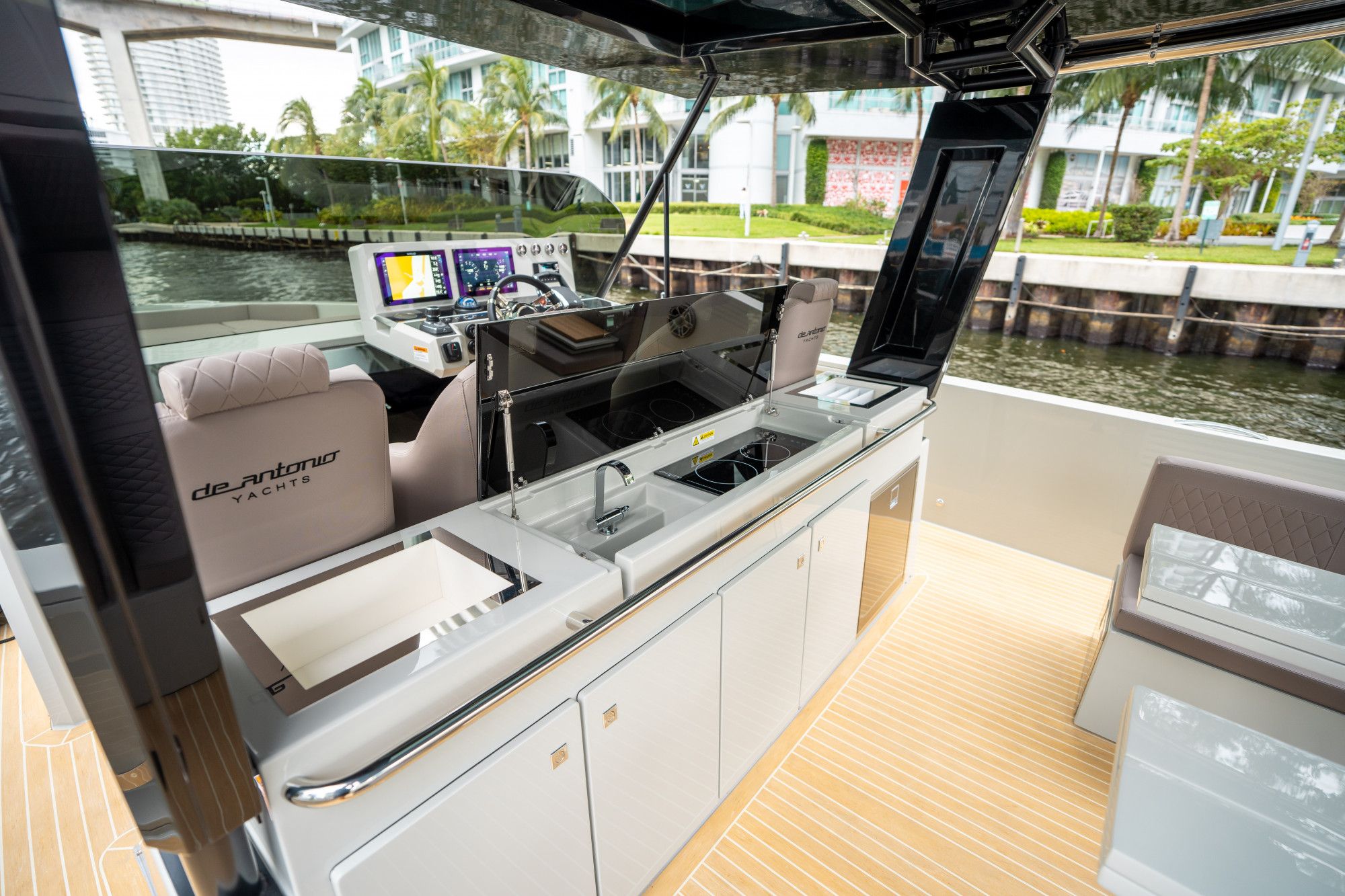 2025 De Antonio Yachts D42 Open - 18