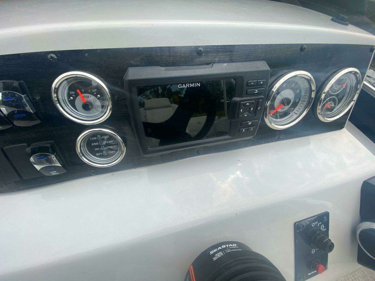 2022 Tahoe GT2585 Center Console Fishing Tritoon - Image 12