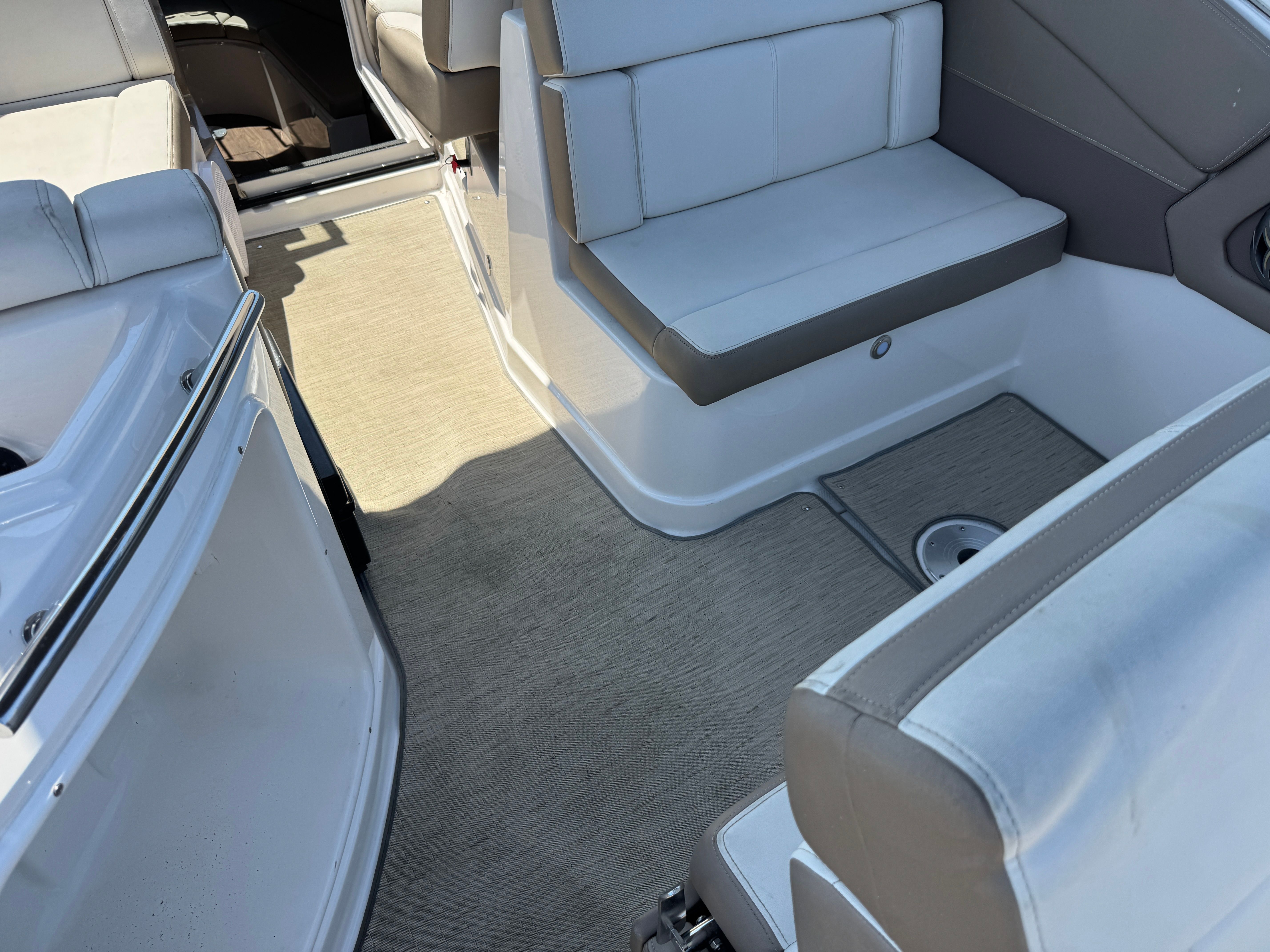 2016 REGAL 28 EXPRESS - Image 29