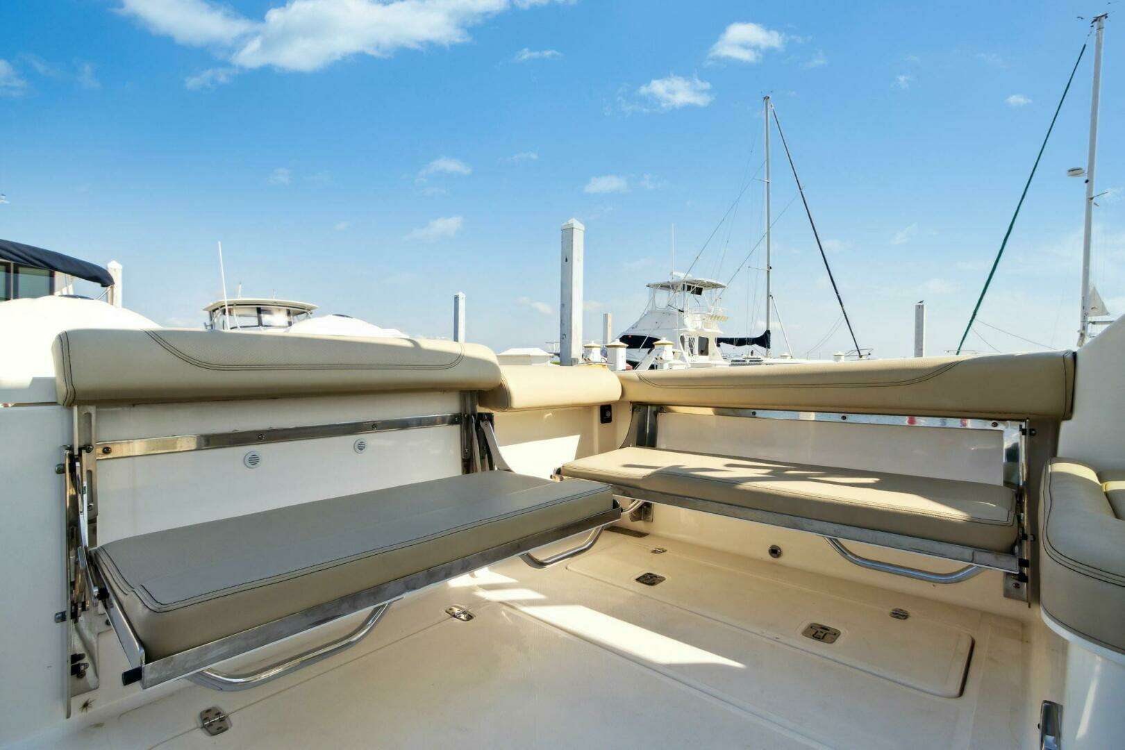 2018 Pursuit 325 DC - Image 16