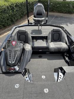 2021 Ranger Z520C Ranger Cup Equipped boat with dual seats and sleek design.