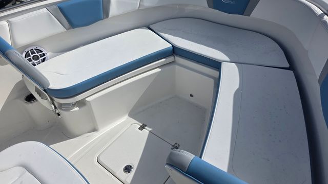 2026 Robalo R230 Center Console - 19
