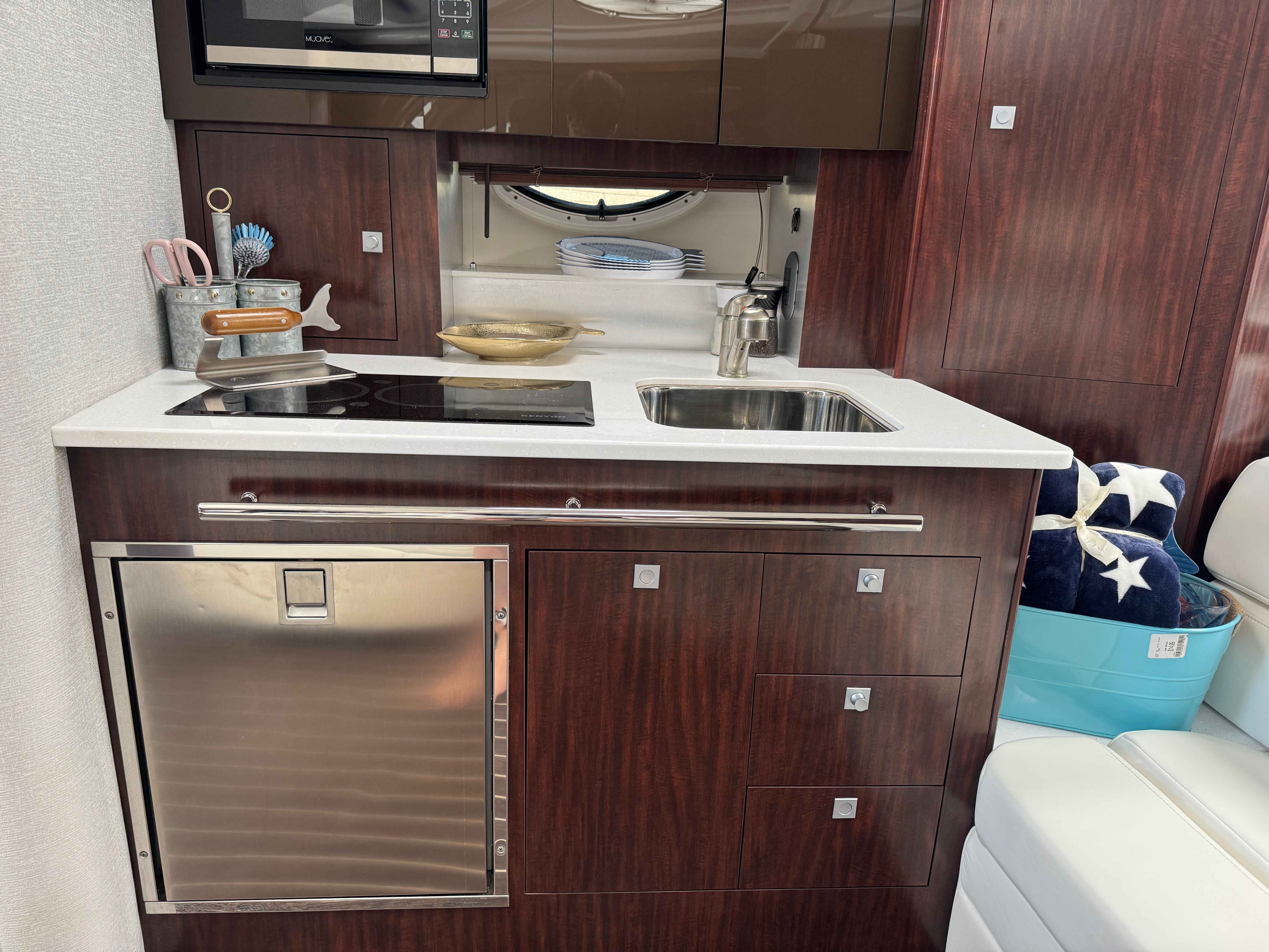 2018 Monterey 335 Sport Yacht - 39