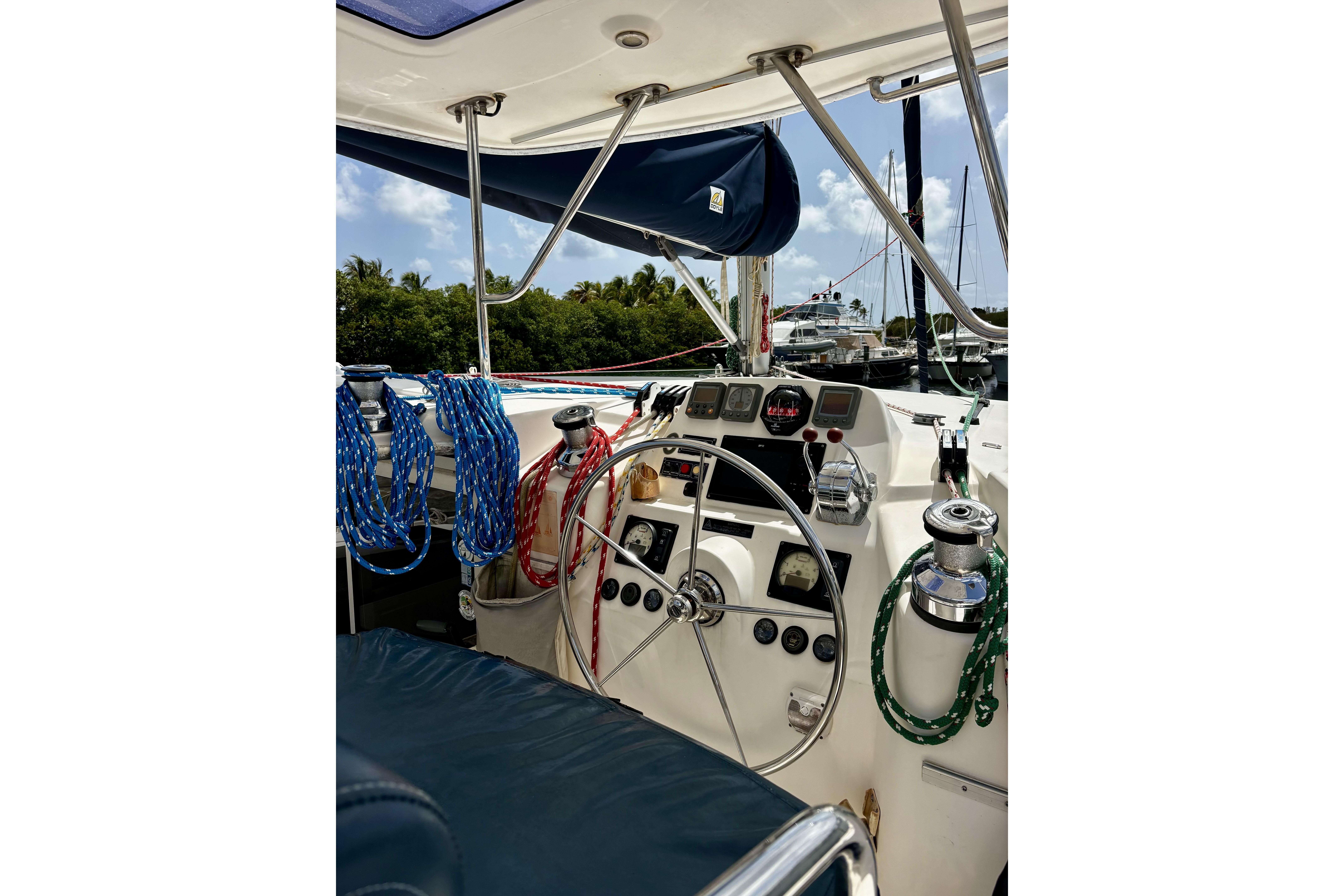 Catamaran Leopard 44 helm