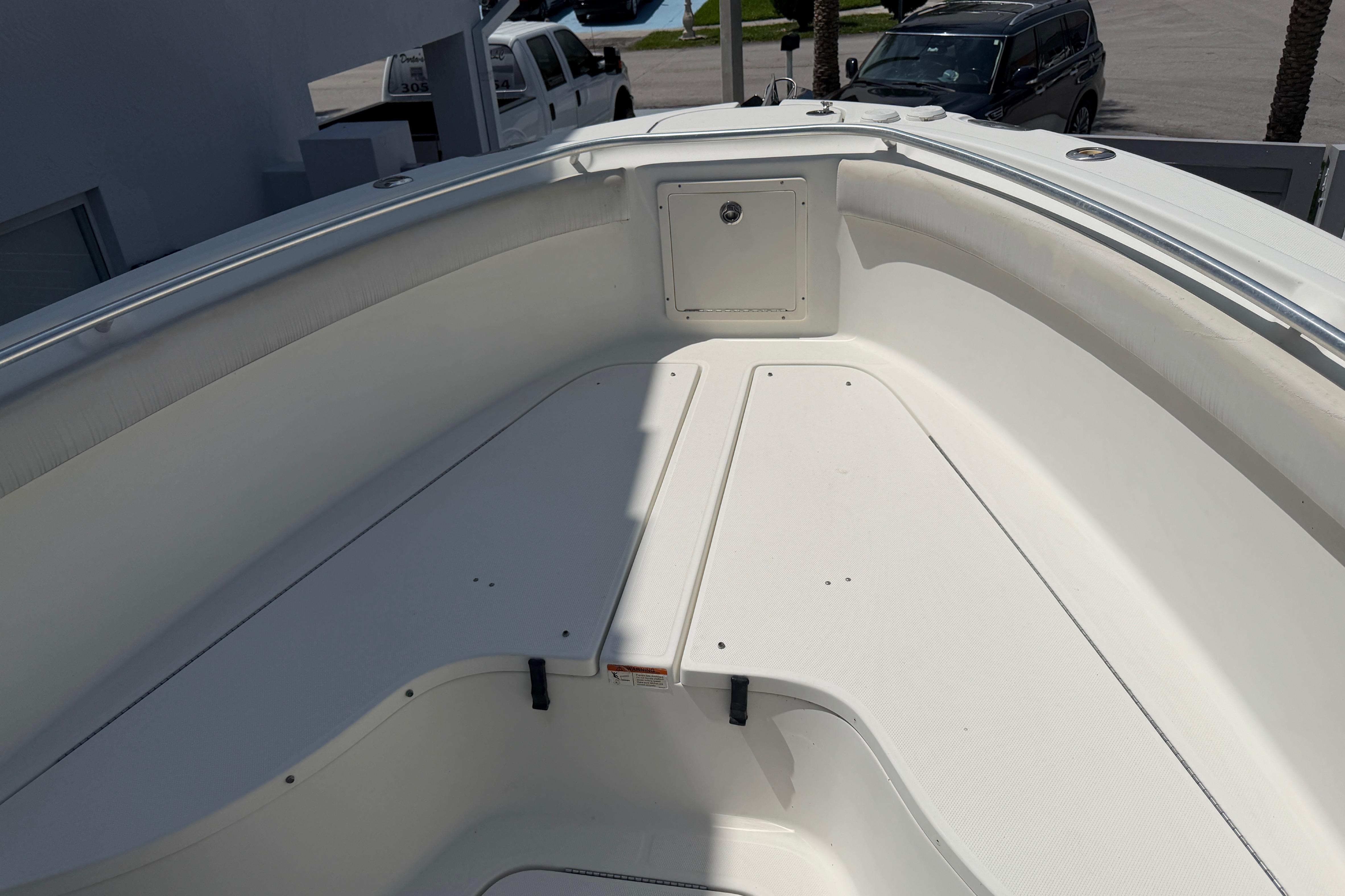 2008 Hydra-Sports Vector 2900 CC boat deck, featuring spacious seating and storage.