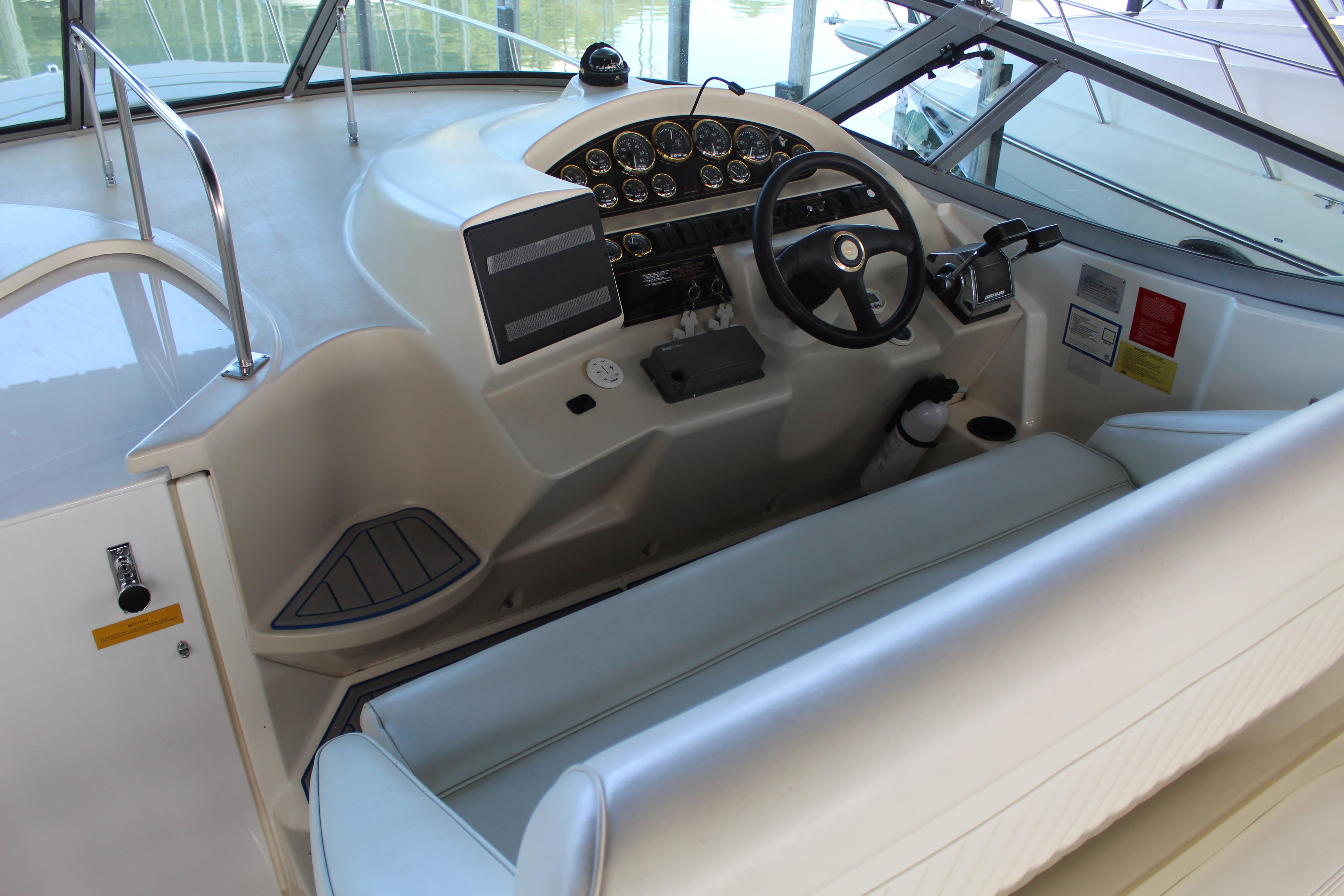 1999 Cruisers Yachts 3075 Rogue - 13