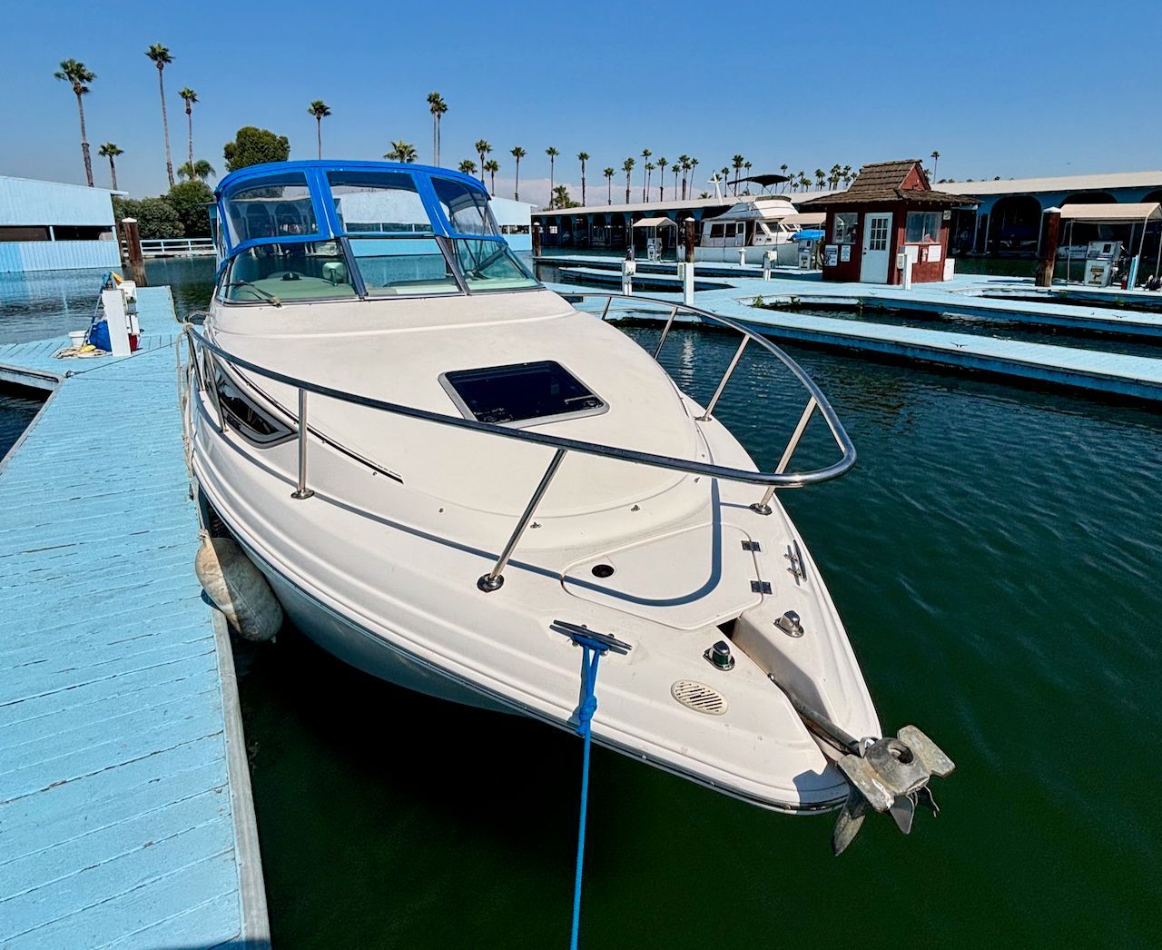 2000 Chaparral Signature 260 boat docked at marina.
