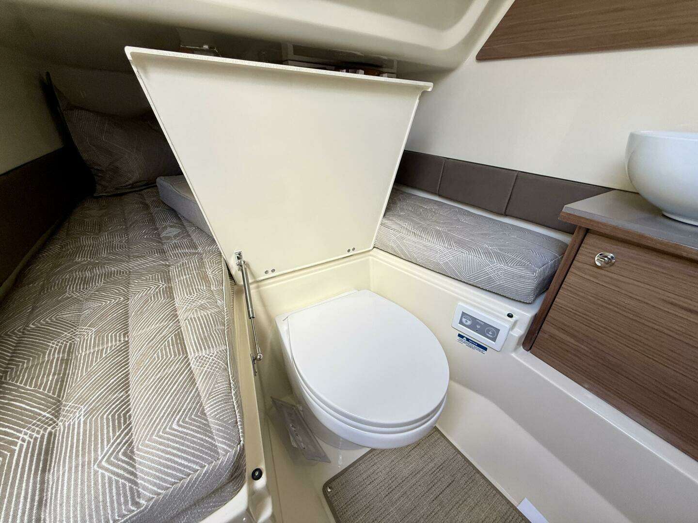 2026 Chris-Craft 31 Catalina - Image 17