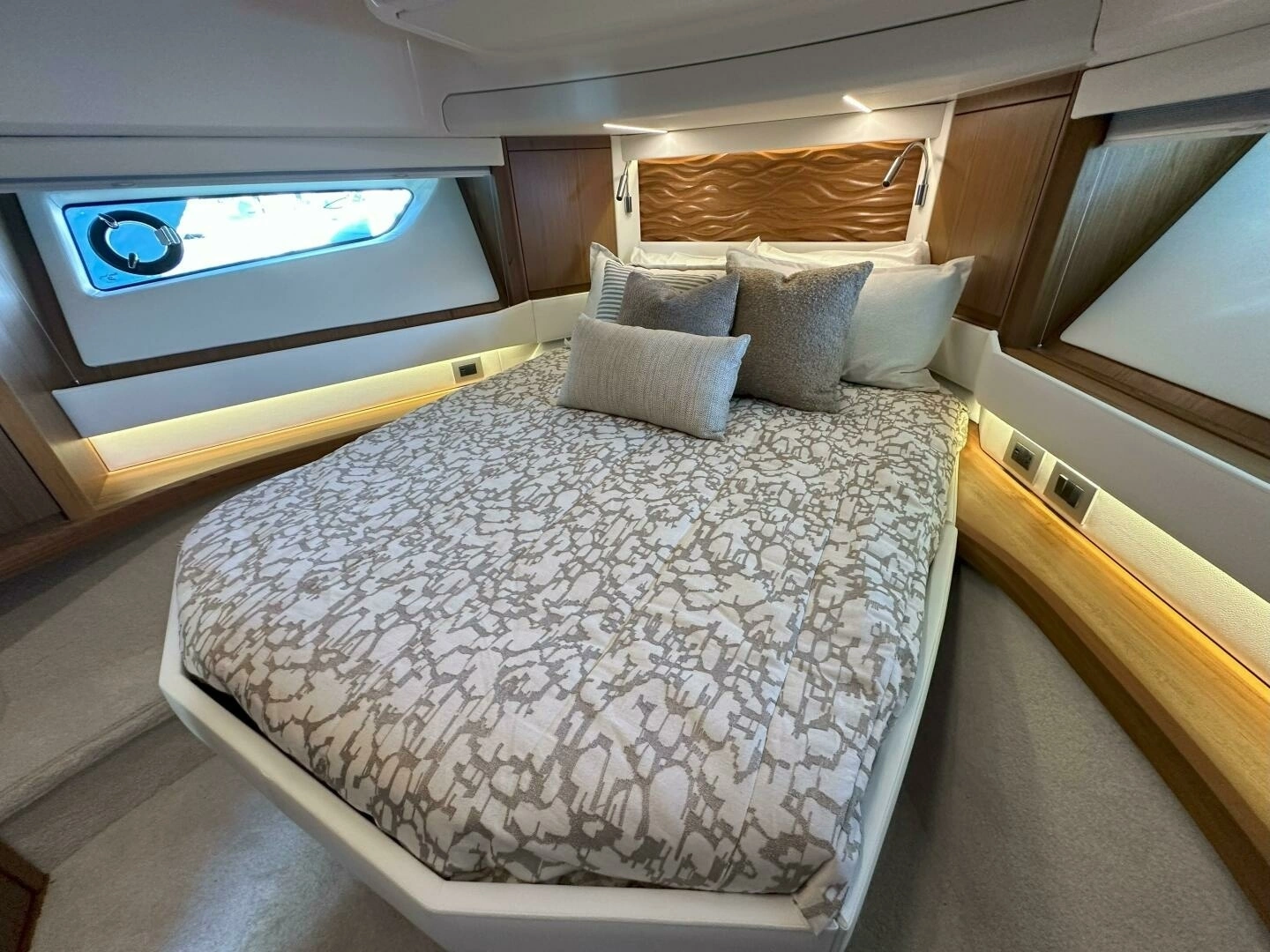 2025 Tiara Yachts EX 60 - Image 9