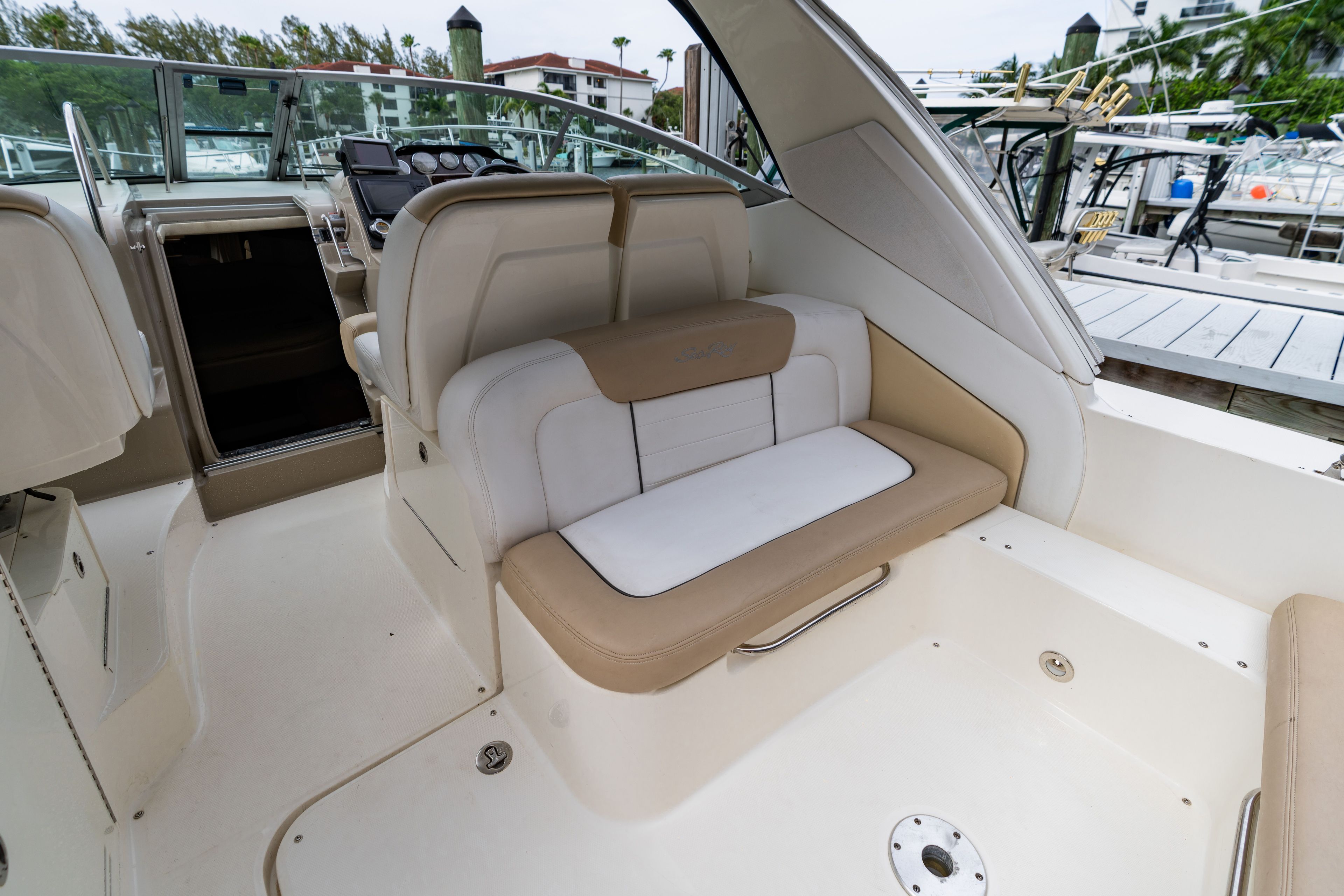 2010 Sea Ray Sundancer 330 - 31