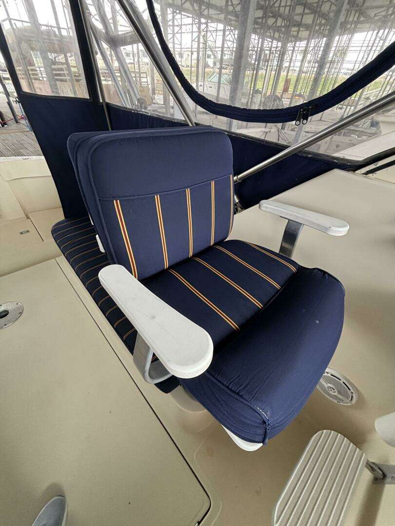 2004 Mainship Pilot 30 Rum Runner II - Image 20