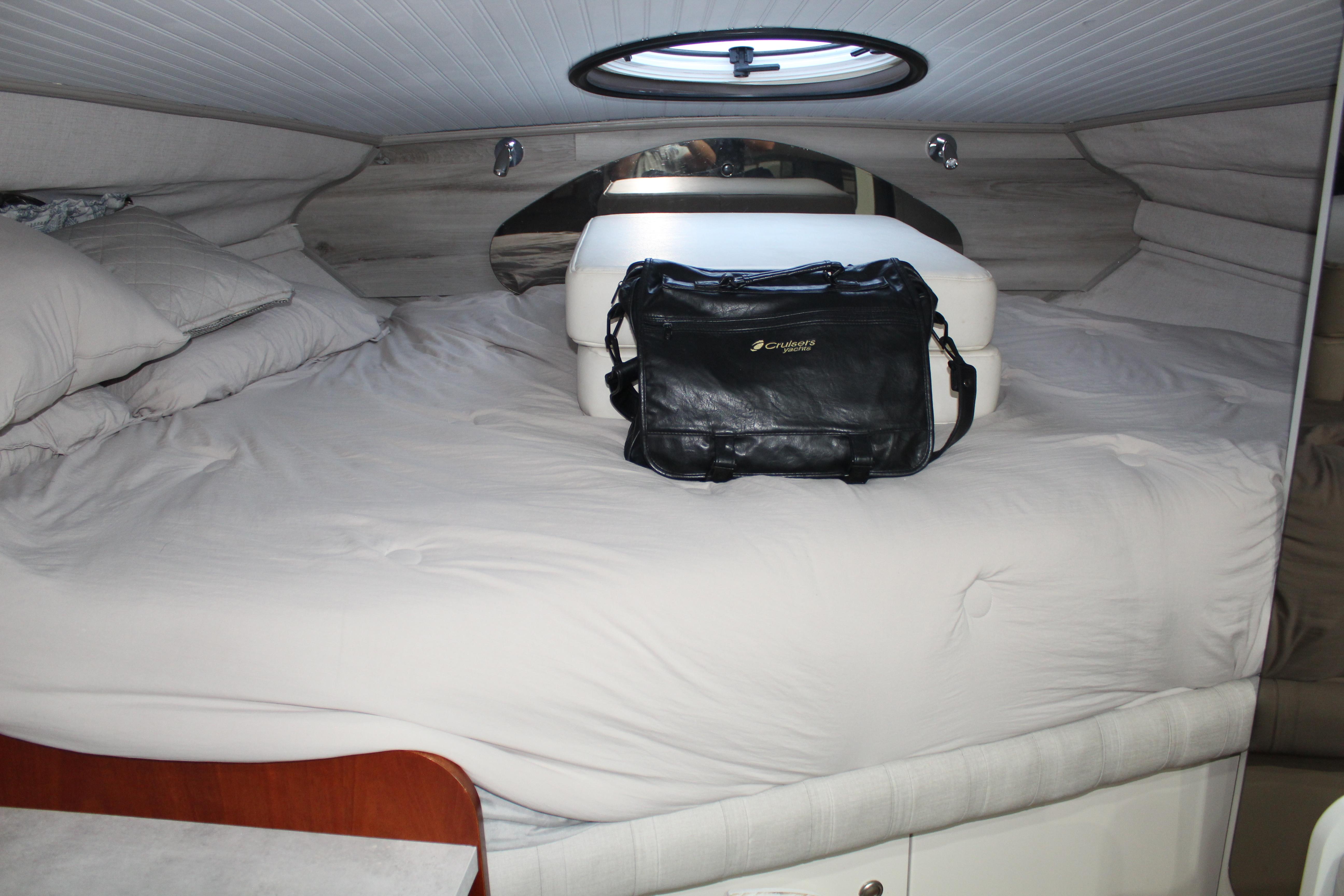 1999 Cruisers Yachts 3075 Rogue - 31