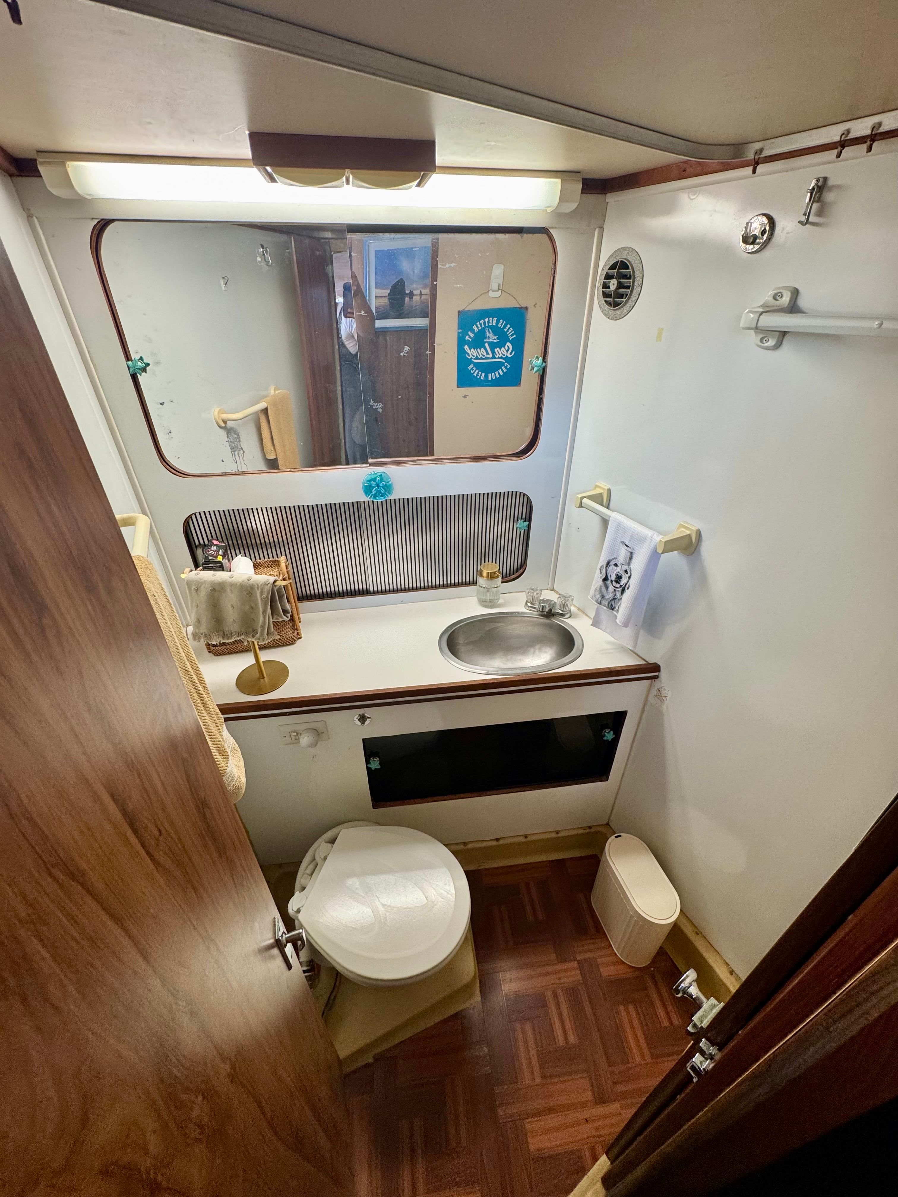 1982 Chris-Craft 381 Catalina - 12