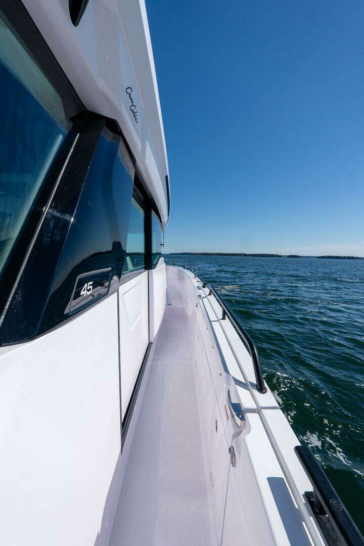 2025 Axopar Cross Cabin - Image 21