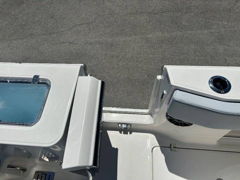 2026 Robalo R300 Center Console - 40