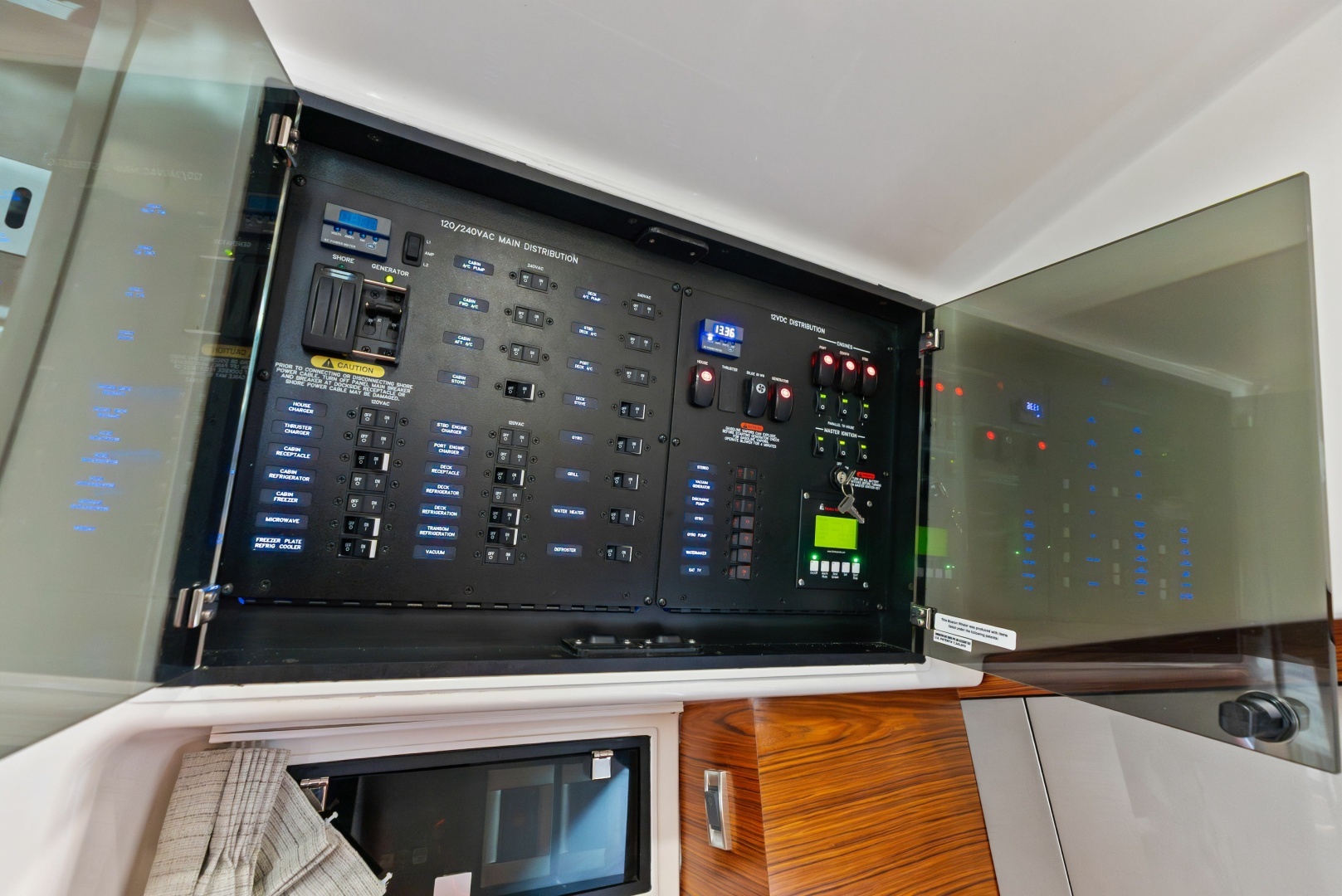 2023 Boston Whaler 405 Conquest - Image 32