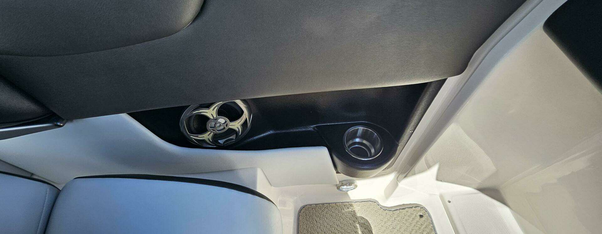 2010 Regal 2700 - Image 17